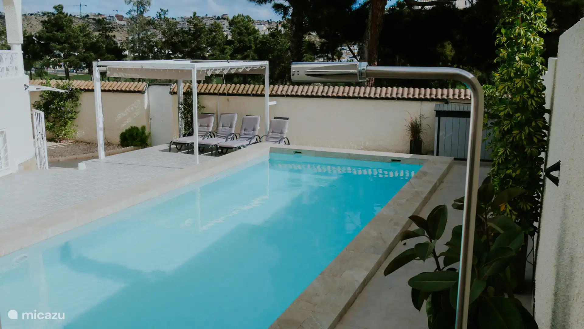 Buitendouche bij het zwembad