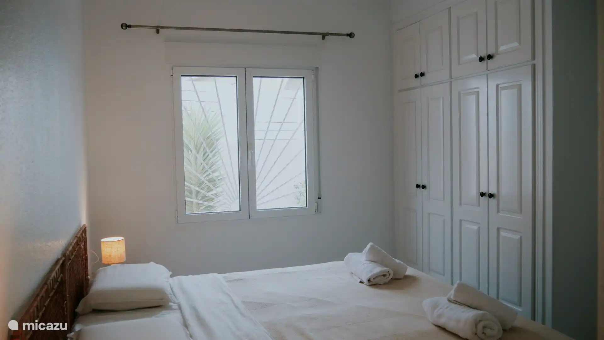 Slaapkamer 2 beschikt over een tweepersoonsbed van 180 cm en twee ruime kasten aan de rechterkant