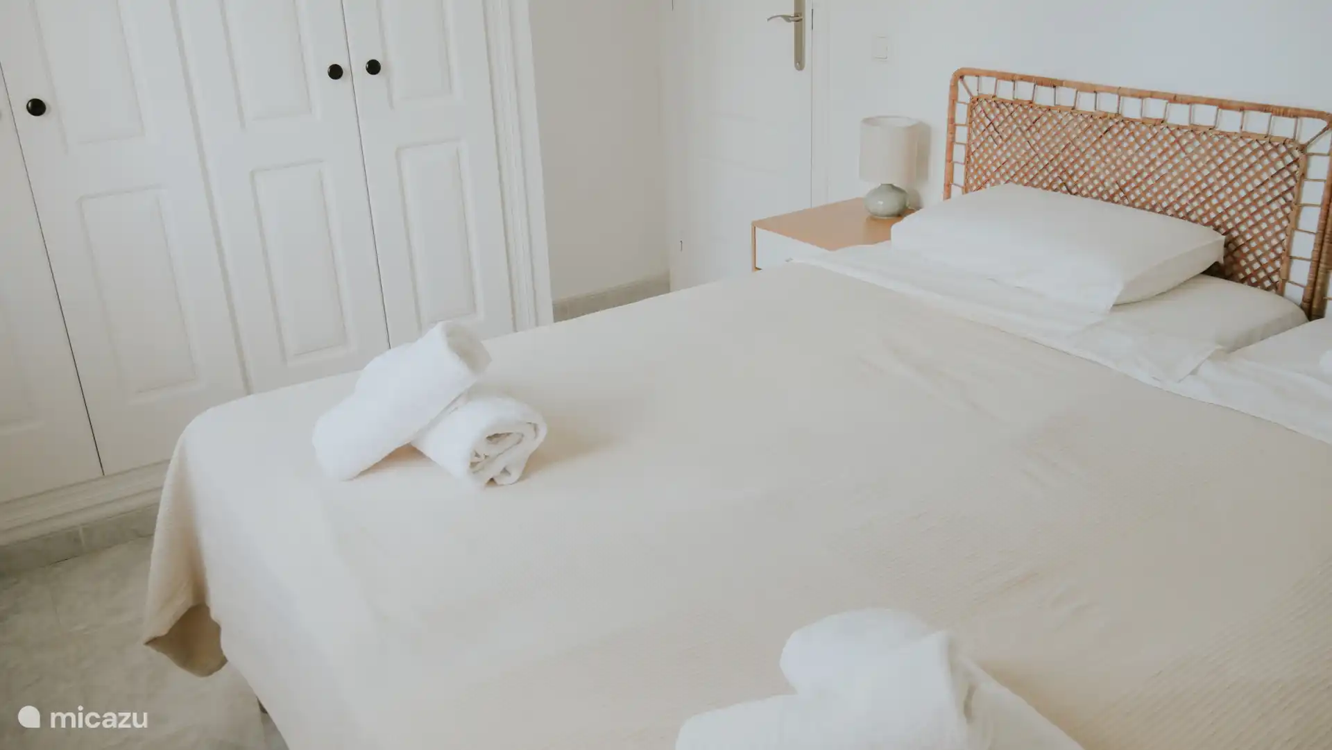 Slaapkamer 1 met twee ruime kasten links