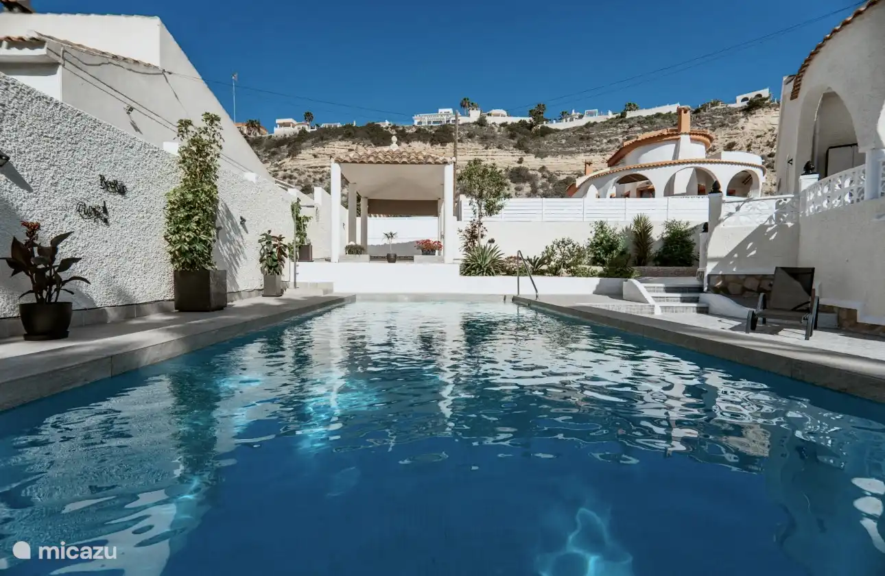 Zwembad en bergzicht vanuit de tuin