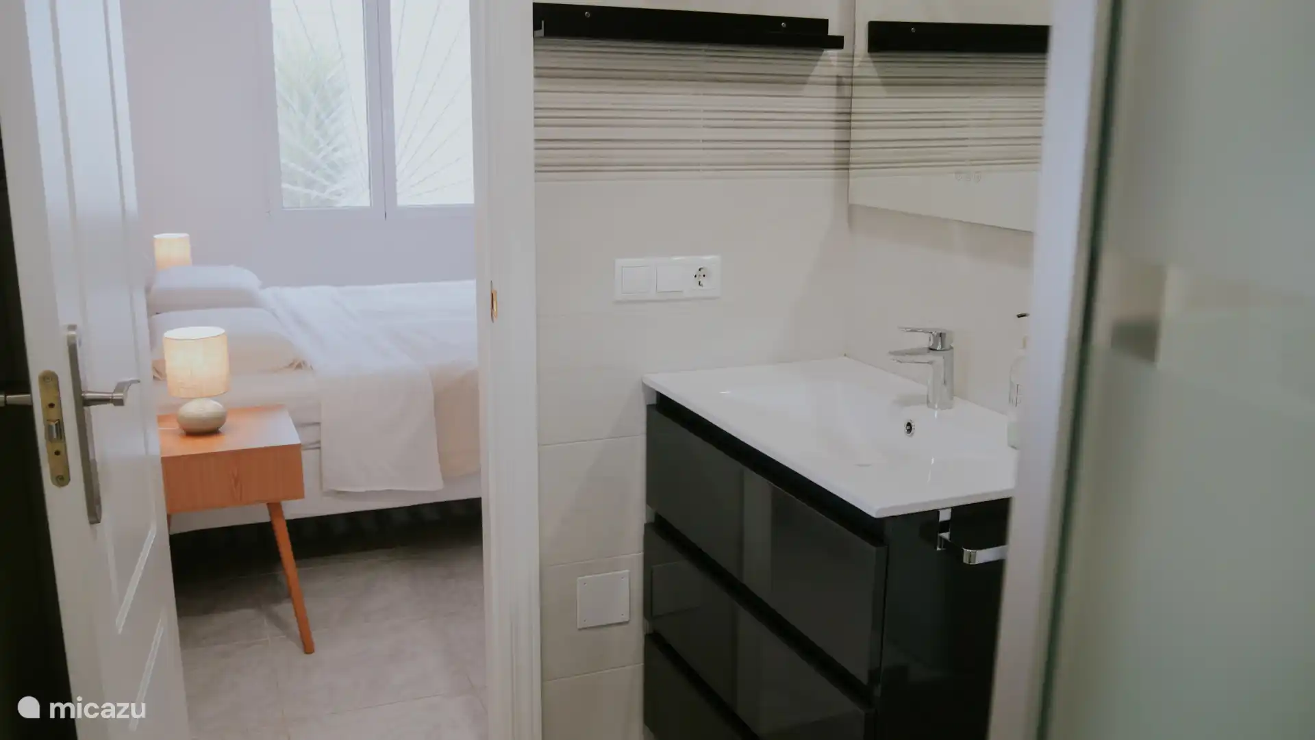 Slaapkamer 2 met een ensuite badkamer voorzien van verwarming