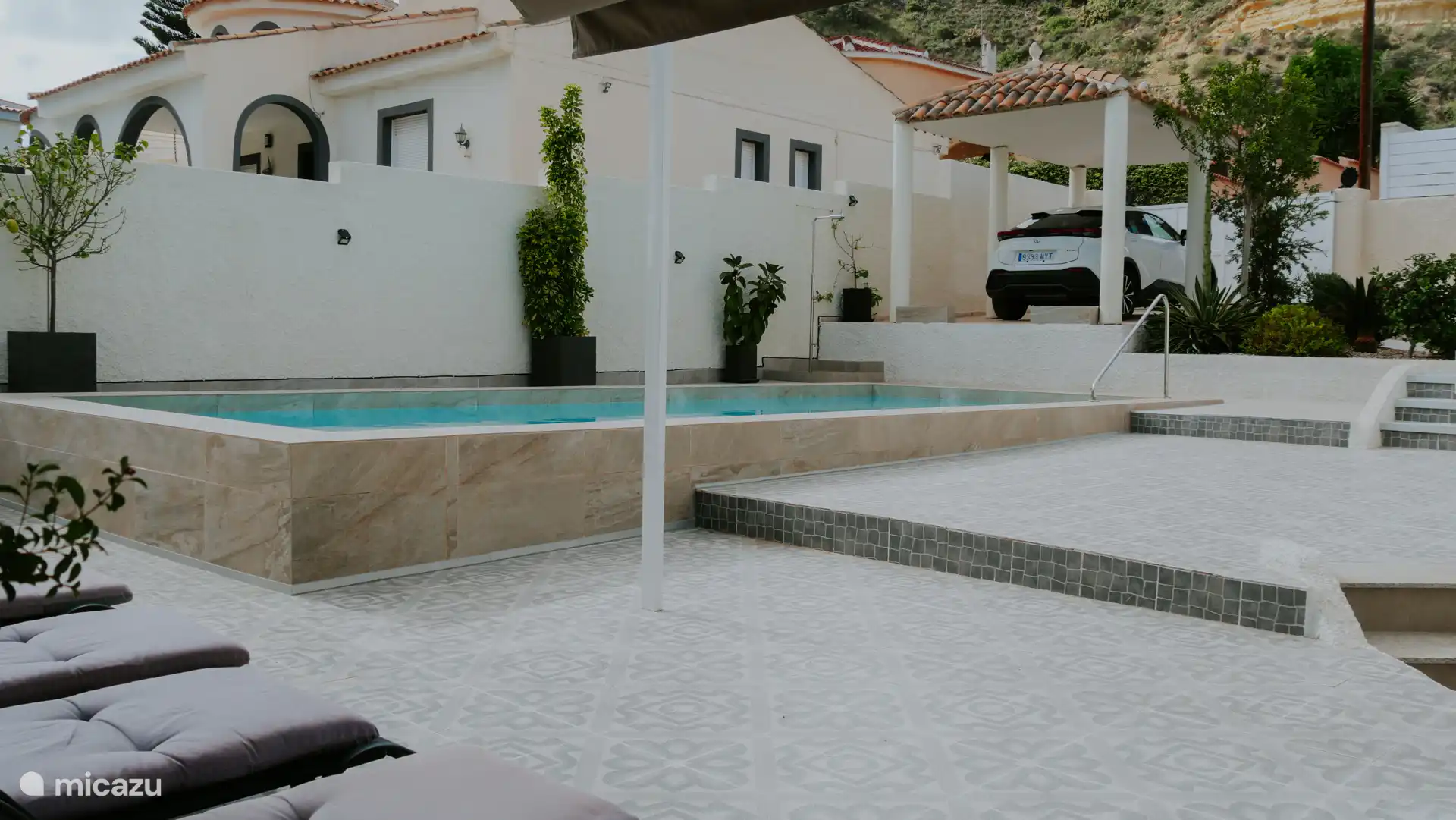 Parkeerplaats voor één auto onder de overkapping