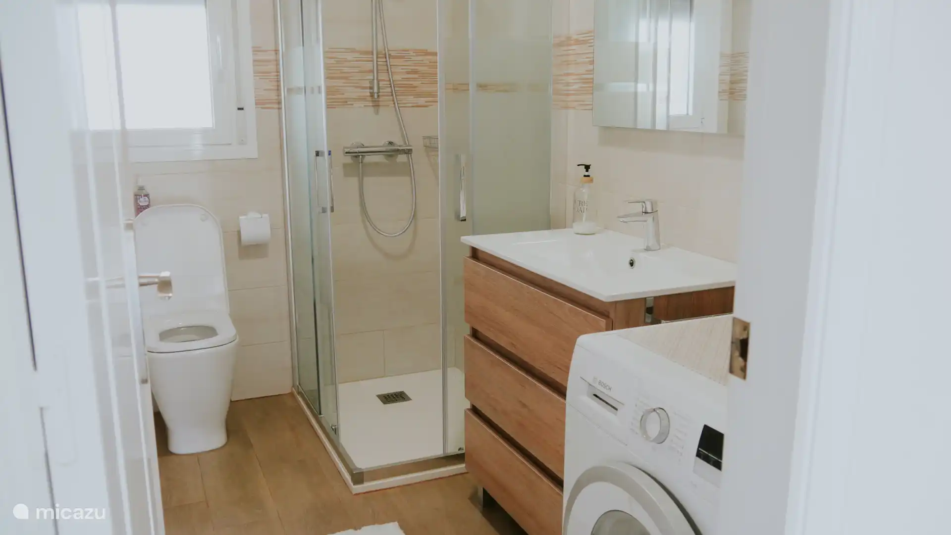 De badkamer is uitgerust met een wasmachine en bevindt zich direct naast slaapkamer 1