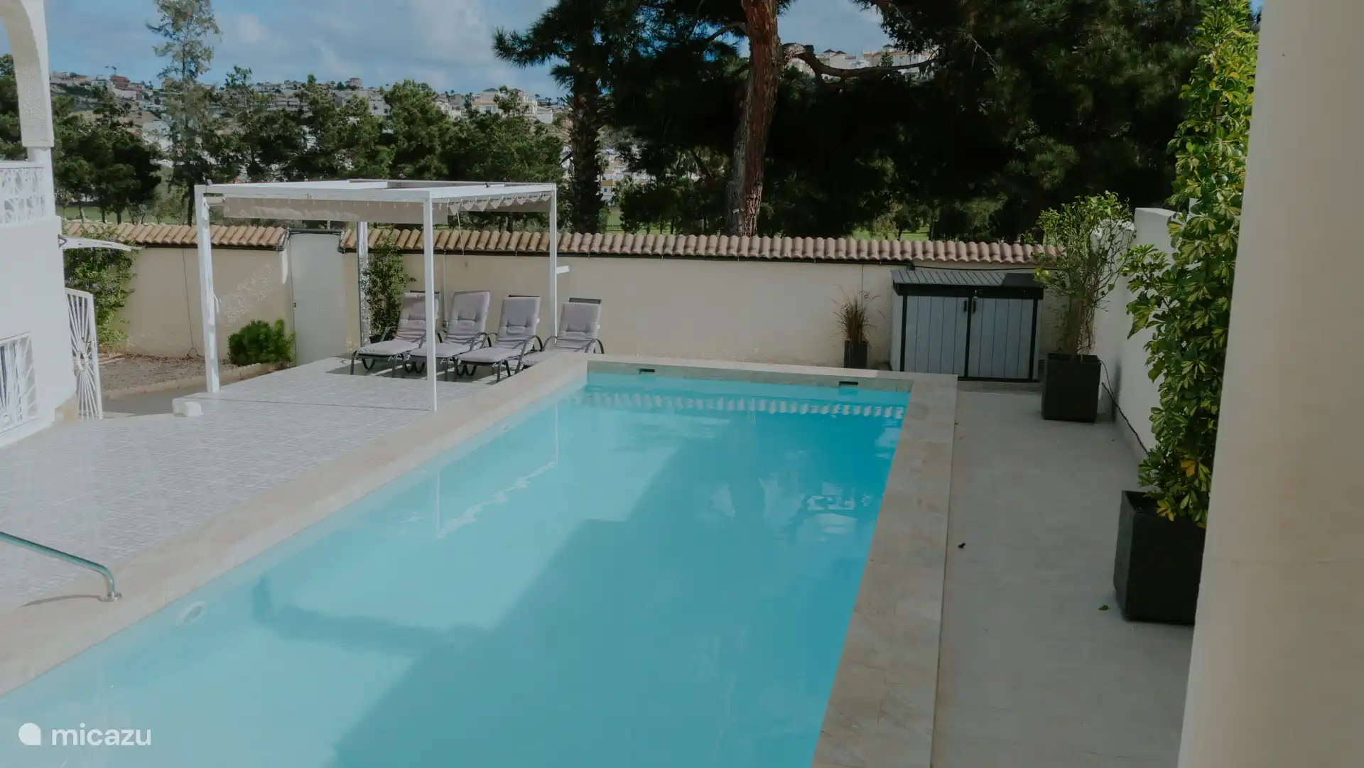 Zwembad met op de achtergrond het La Marquesa Golf Resort.