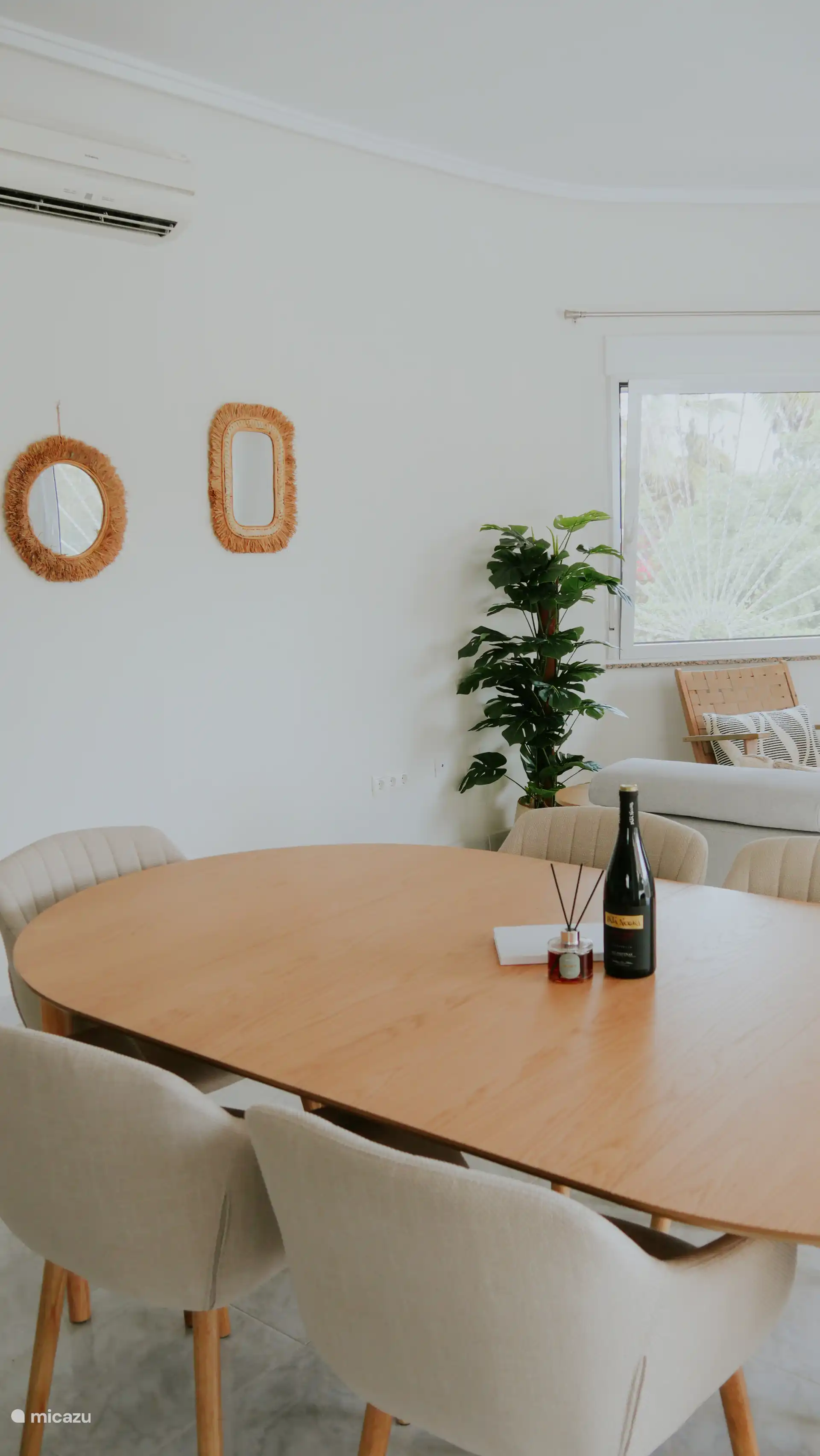 Woonkamer met decoratie en zitje