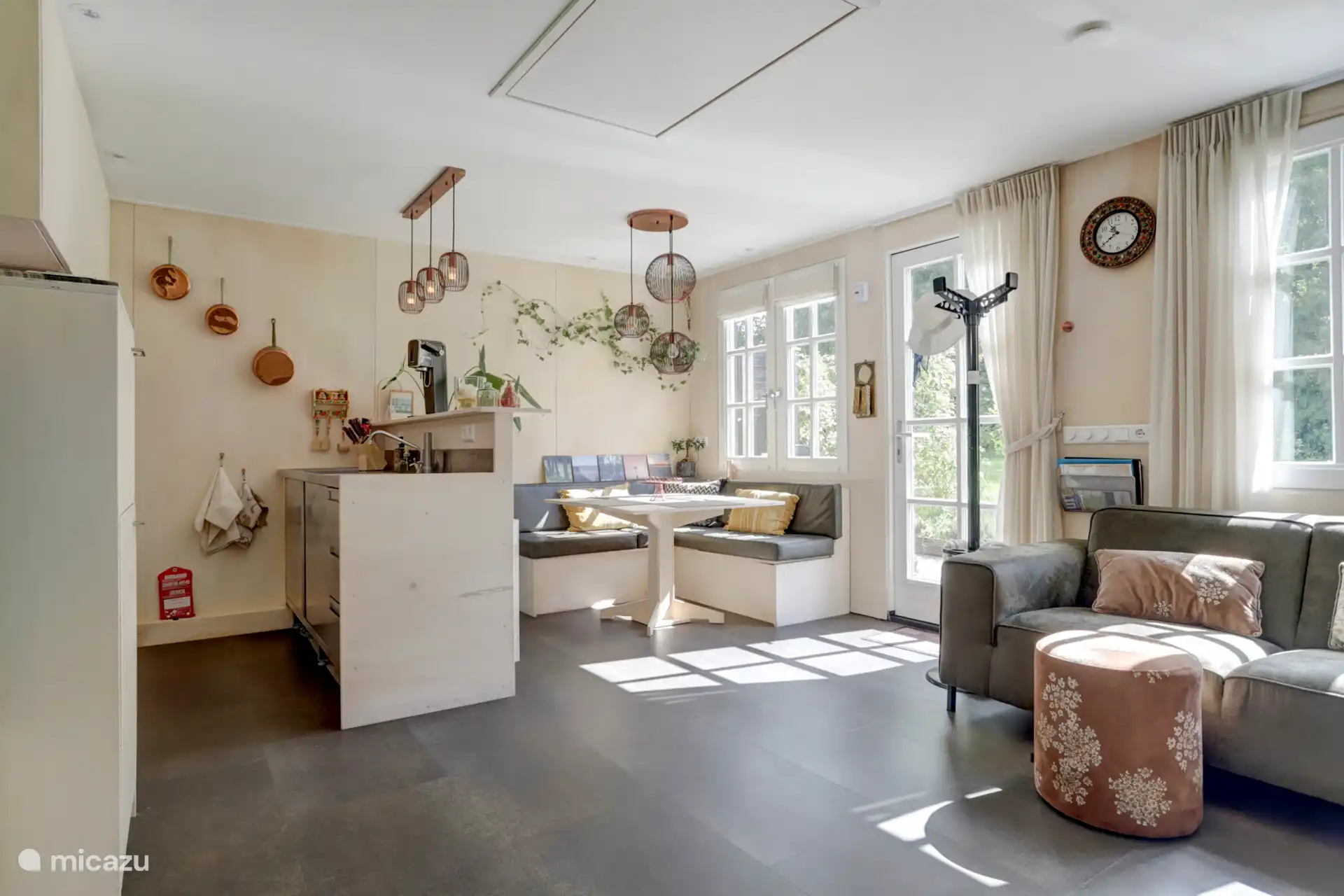 Zithoek, bank en keuken/bar