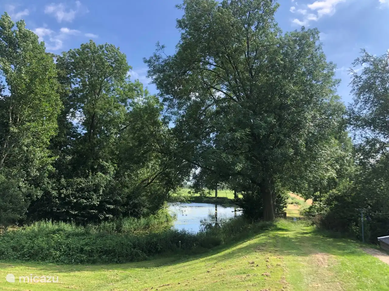 Wandelpad en fortgracht naast het huis