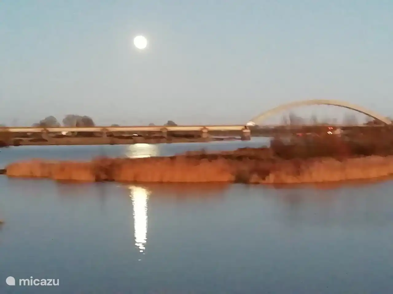 Gezicht op de spoorbrug naar Culemborg vanaf een strandje voor het erf (2km)