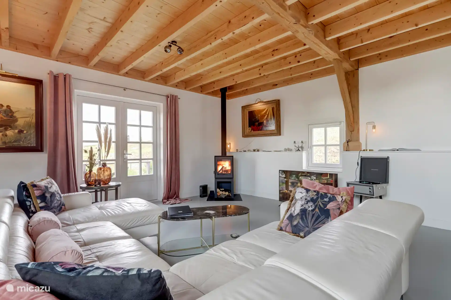 Woonkamer met haard, uitzicht en platenspeler