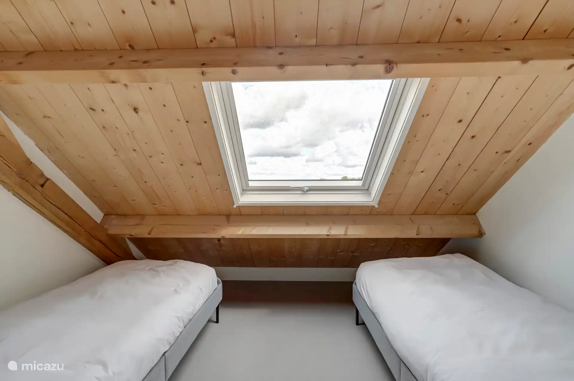 Kleine slaapkamer met uitzicht op de Armenboomgaard en de rivier de Lek