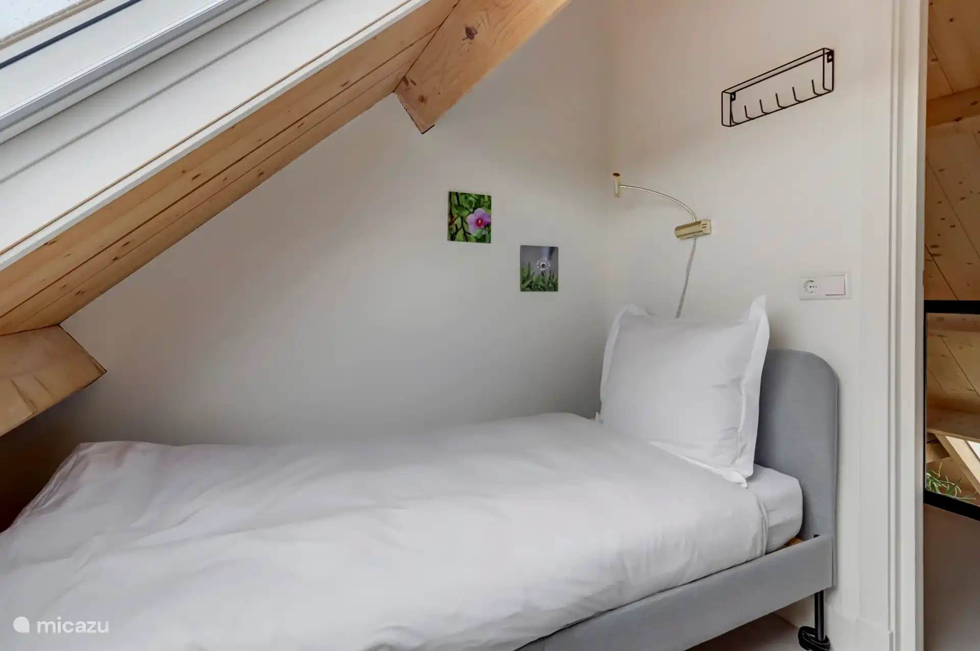 Kleine slaapkamer met 2 bedden (bij elkaar te schuiven)