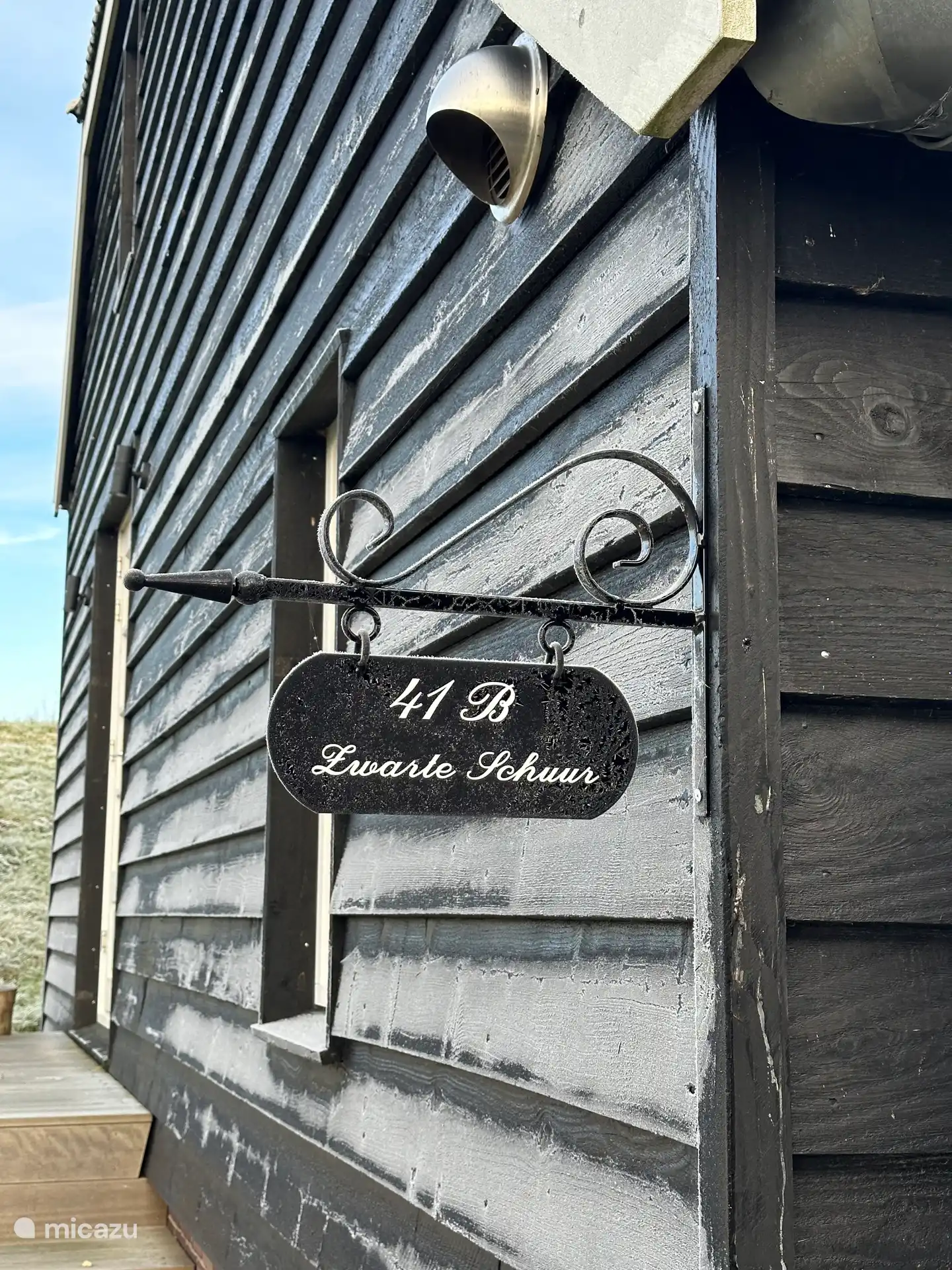 Zwarte schuur aan de dijk