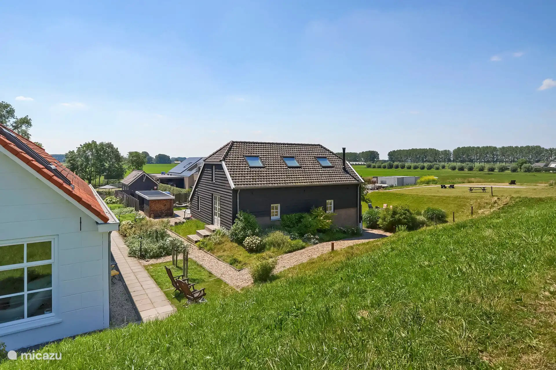 Zwarte Schuur met links ons woonhuis en in de verte de Datsja