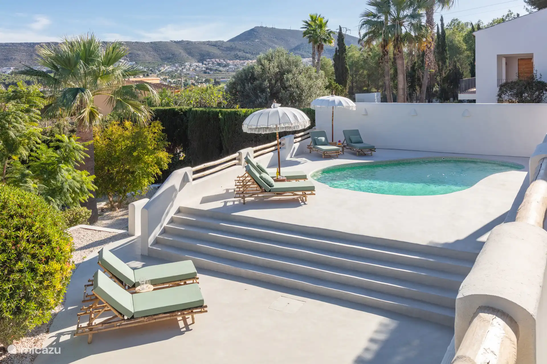 Prachtige view op terras met zwembad.