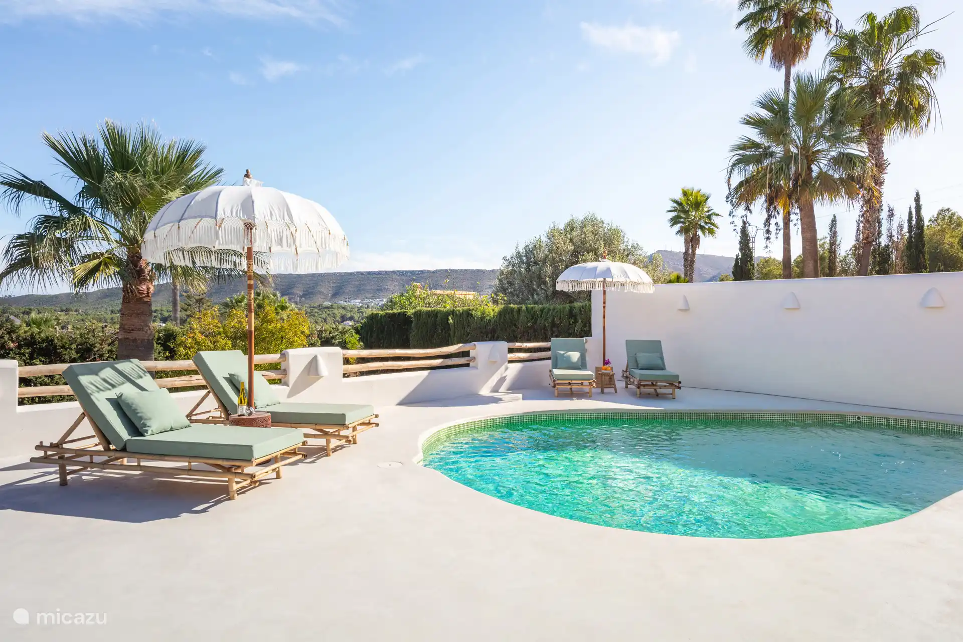 Fijn zwembad met terras