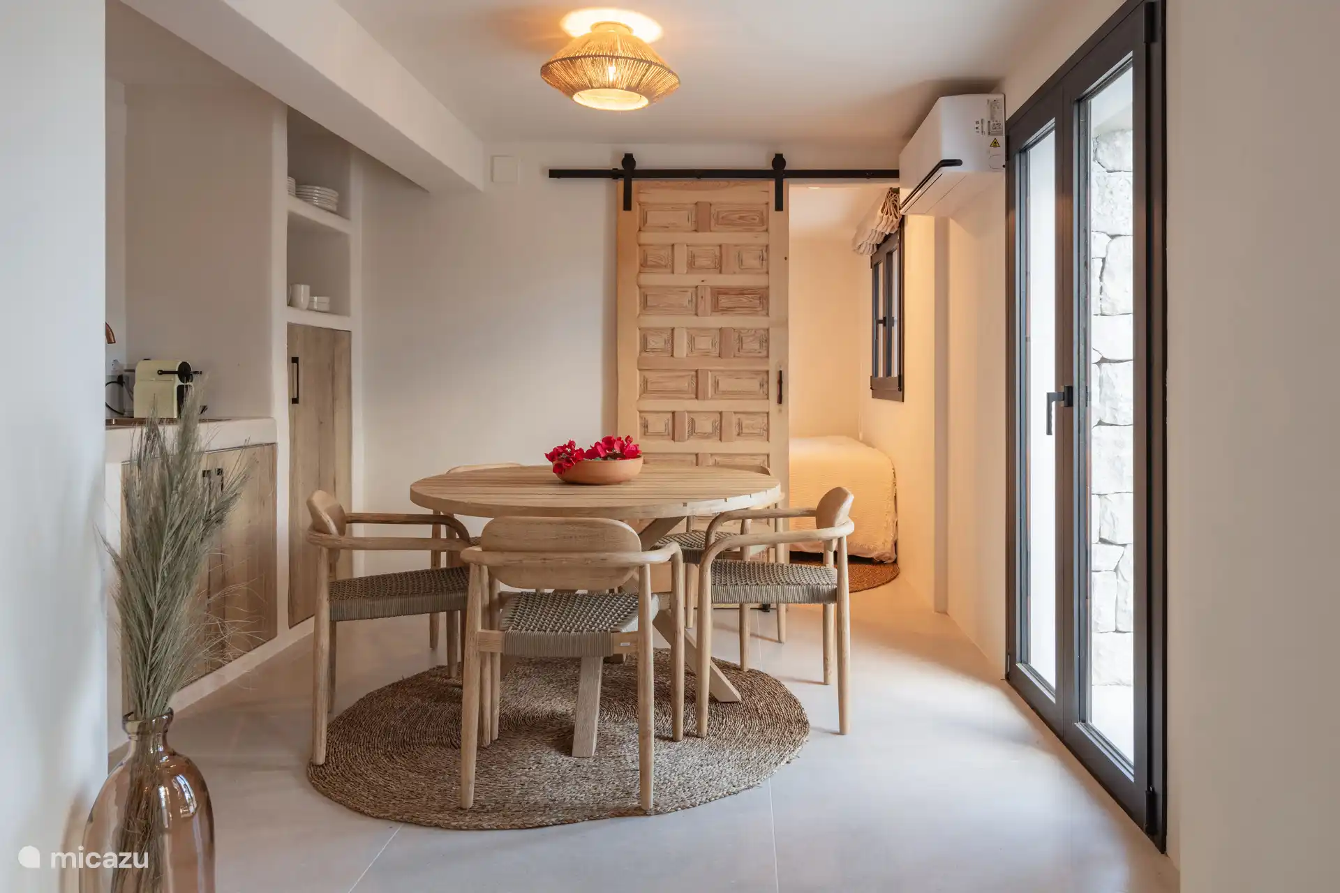 Ook in beneden gedeelte fijne eettafel.