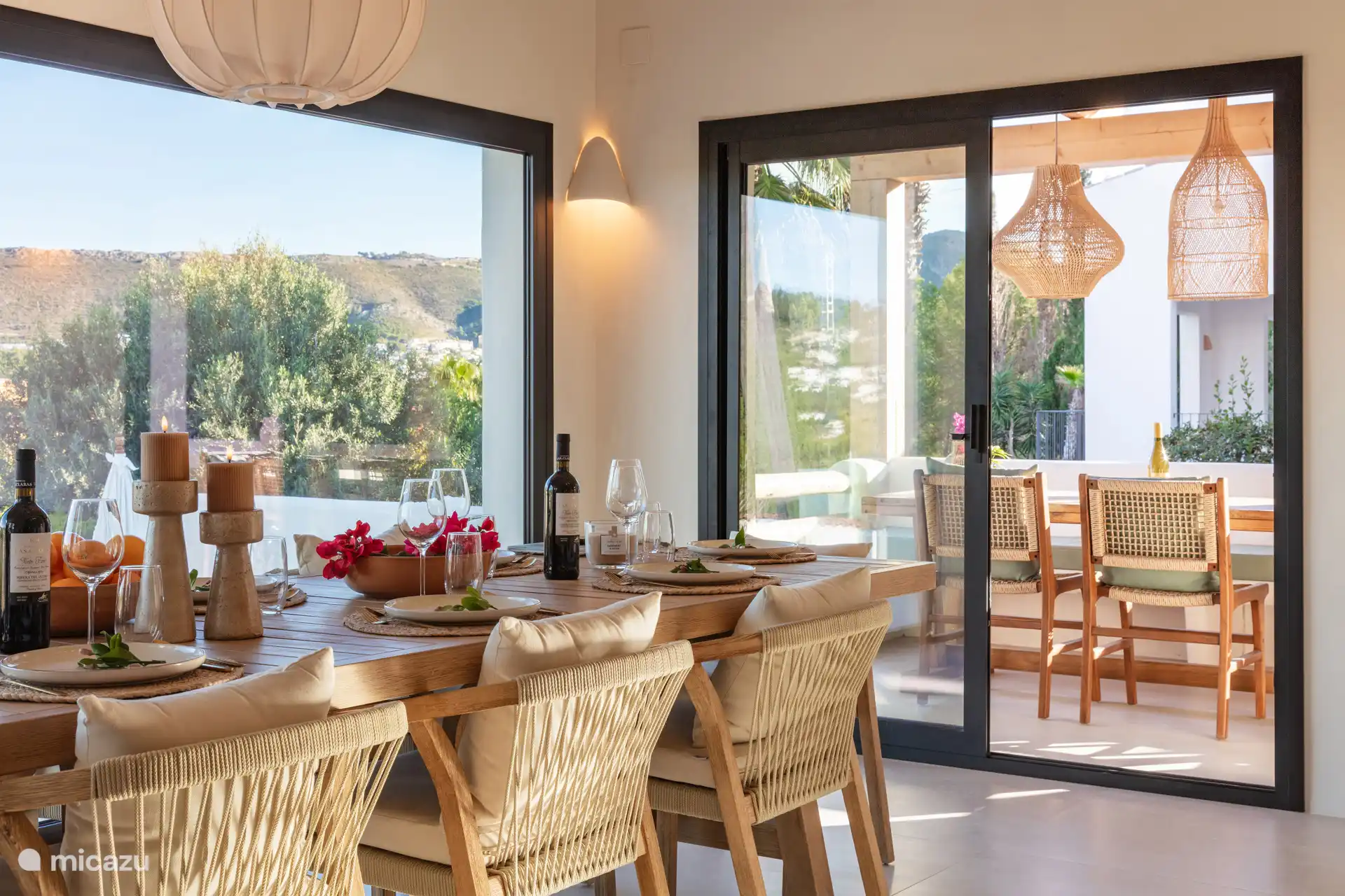 Mooie sfeer impressie van eetgedeelte in combinatie met terras.