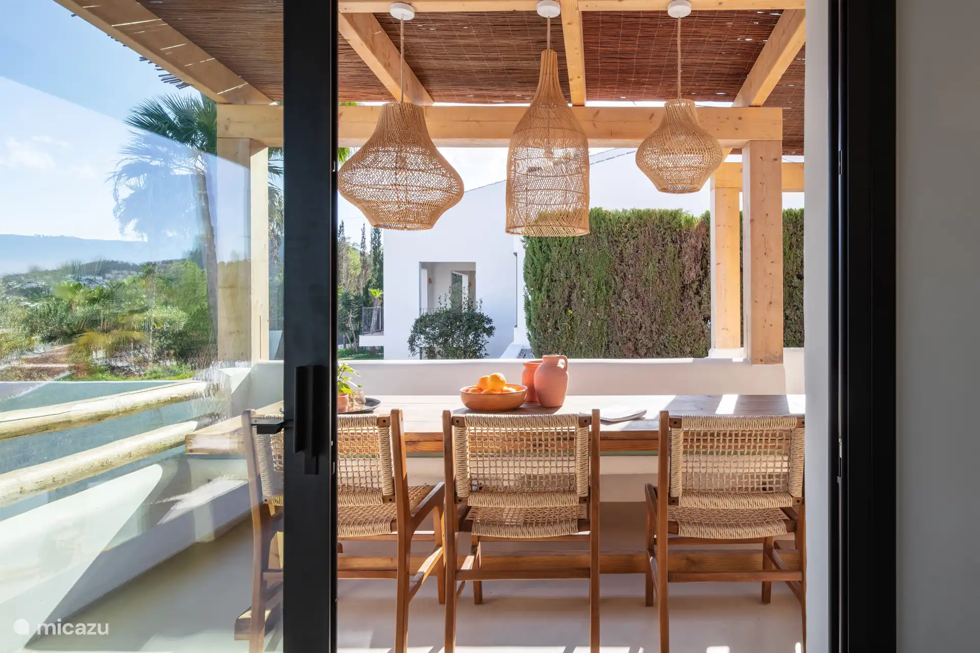 Terras vanuit de woonkamer.