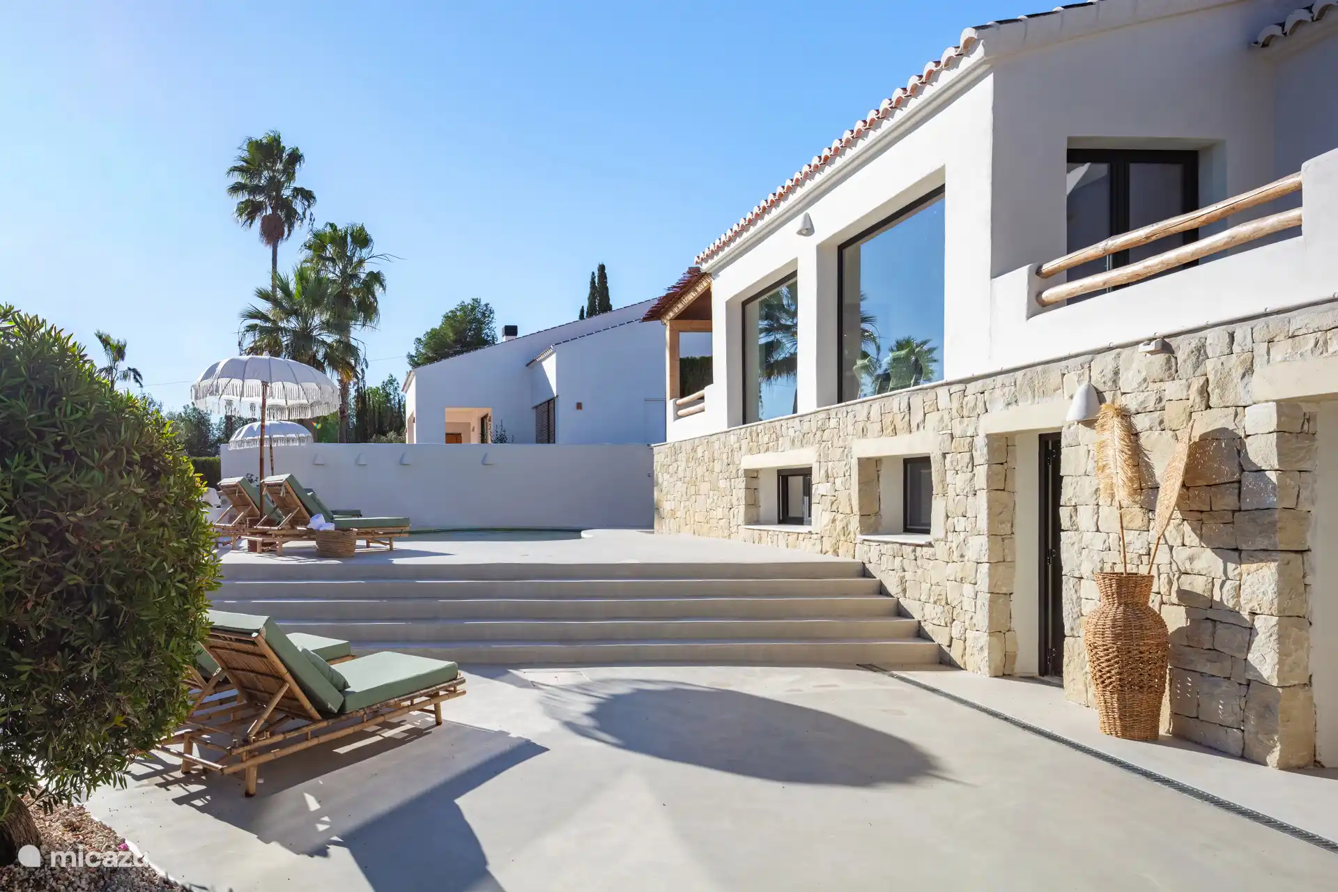 Sfeer impressie zijkant grote terras