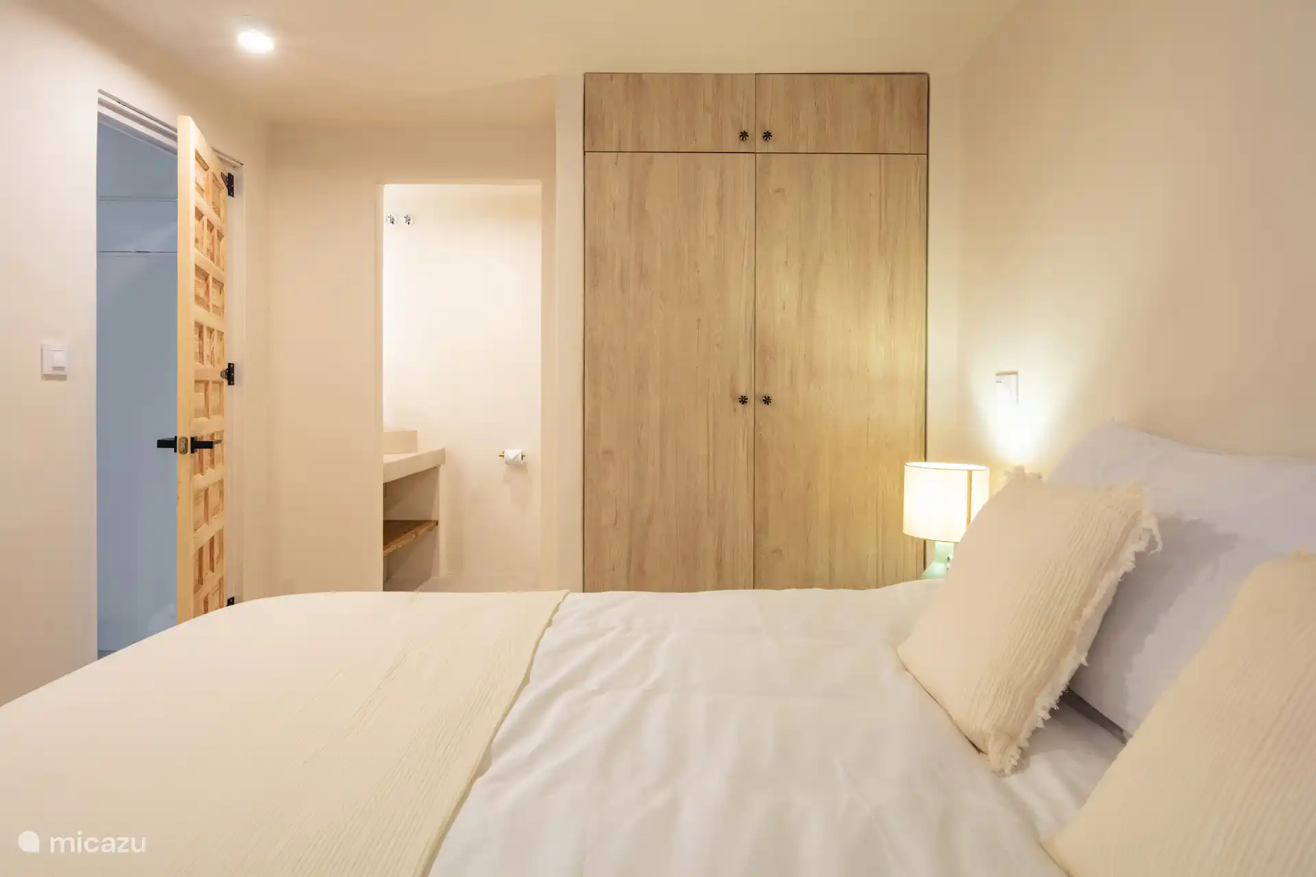 Badkamer ensuite met inloopdouche.