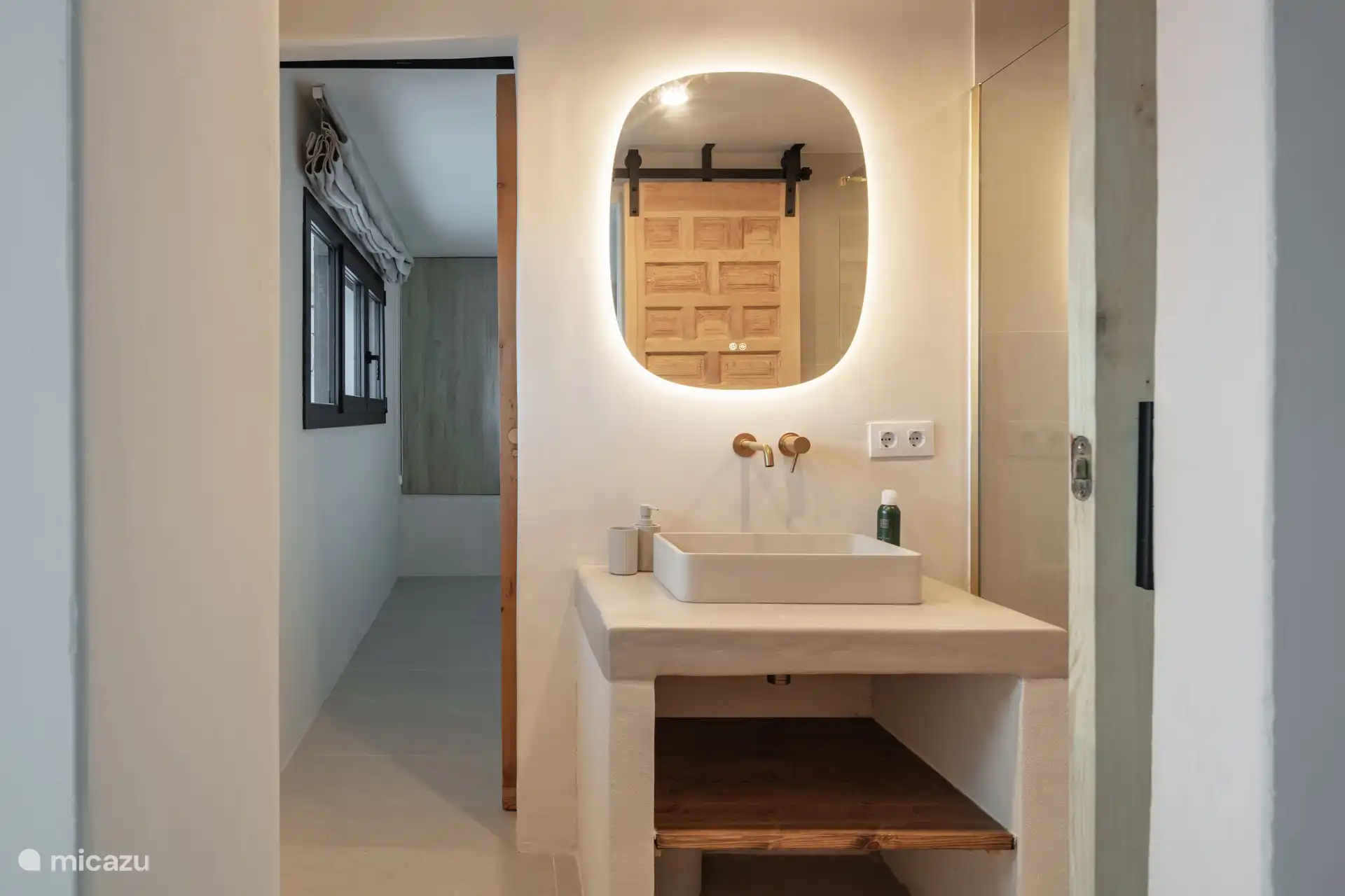 Doorkijk badkamer beneden en slaapkamer.