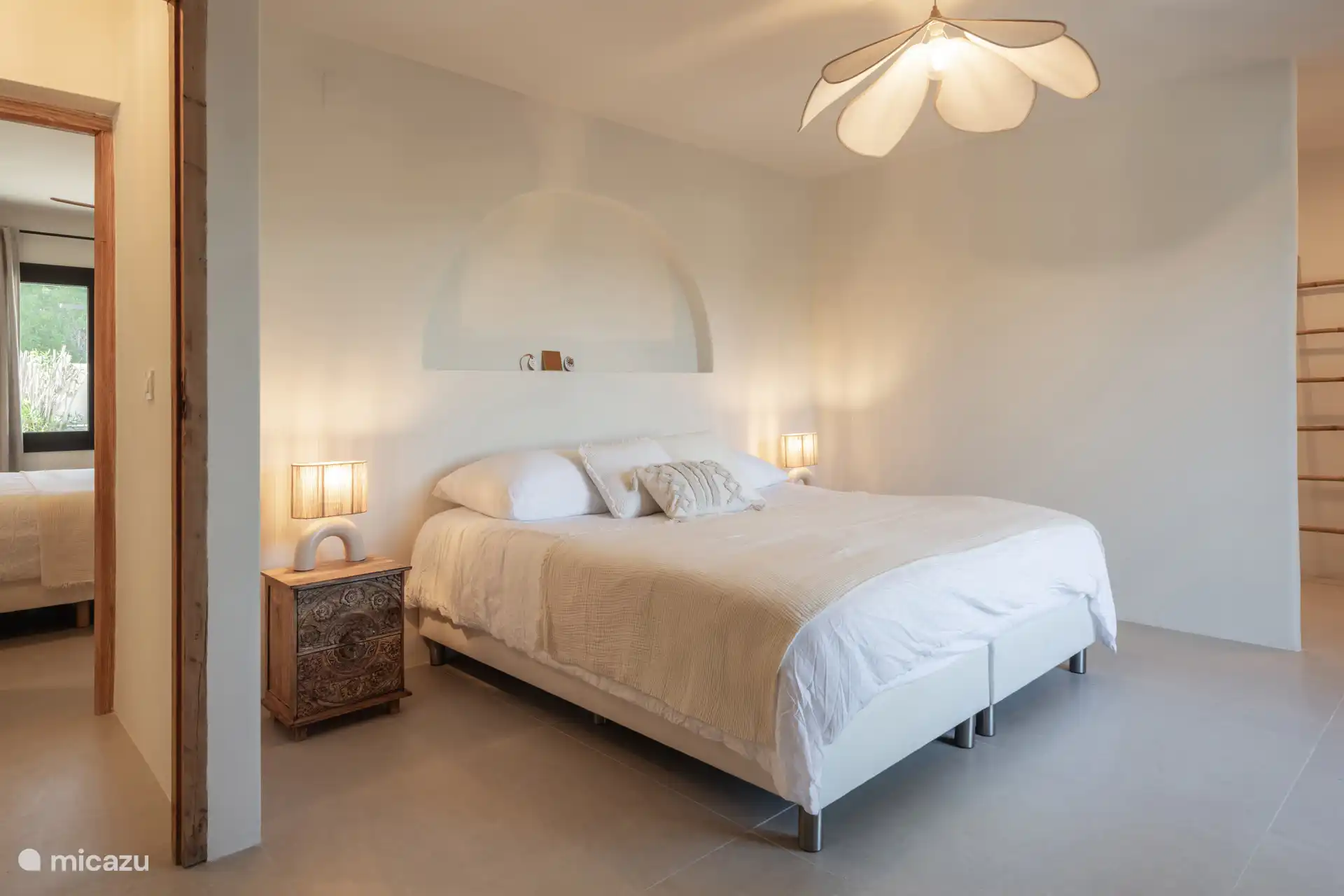 Slaapkamer met prachtige badkamer ensuite. 