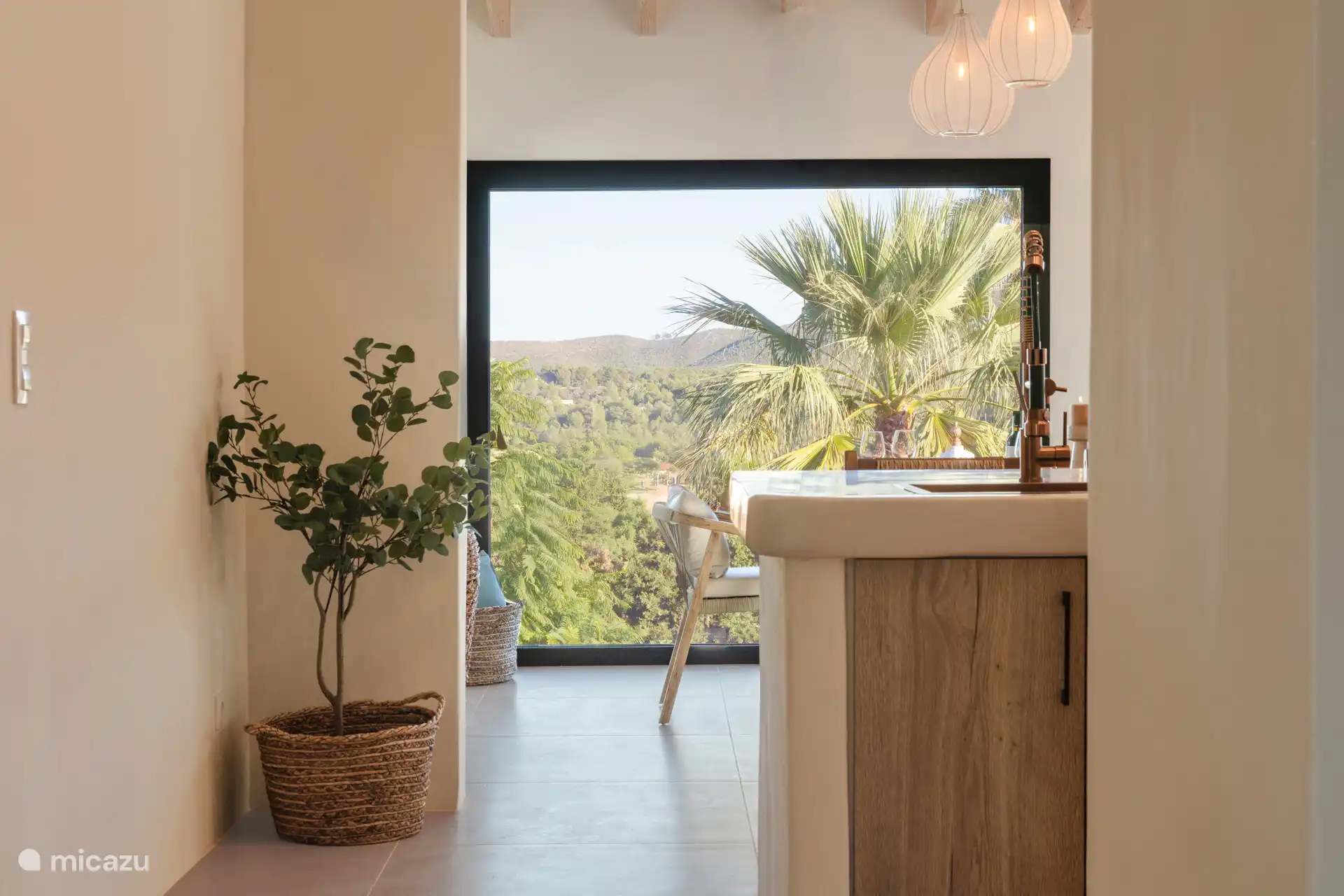 Panoramische blik vanuit de keuken.