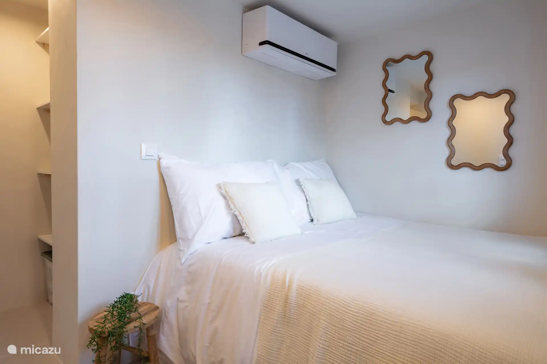 Kleinere slaapkamer beneden gedeelte.