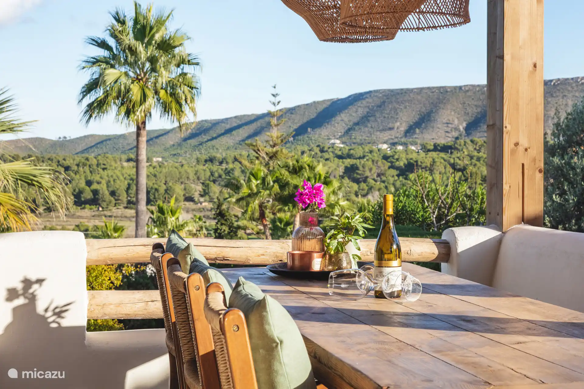 Tuintafel uitzicht op de bergen
