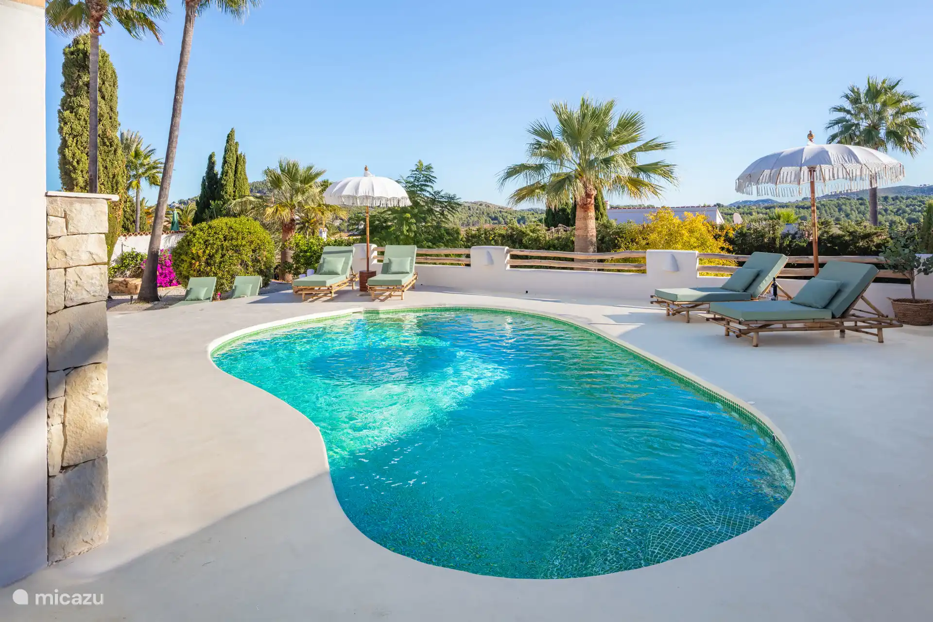 Heerlijk zwembad met fijn terras en ligbedden.