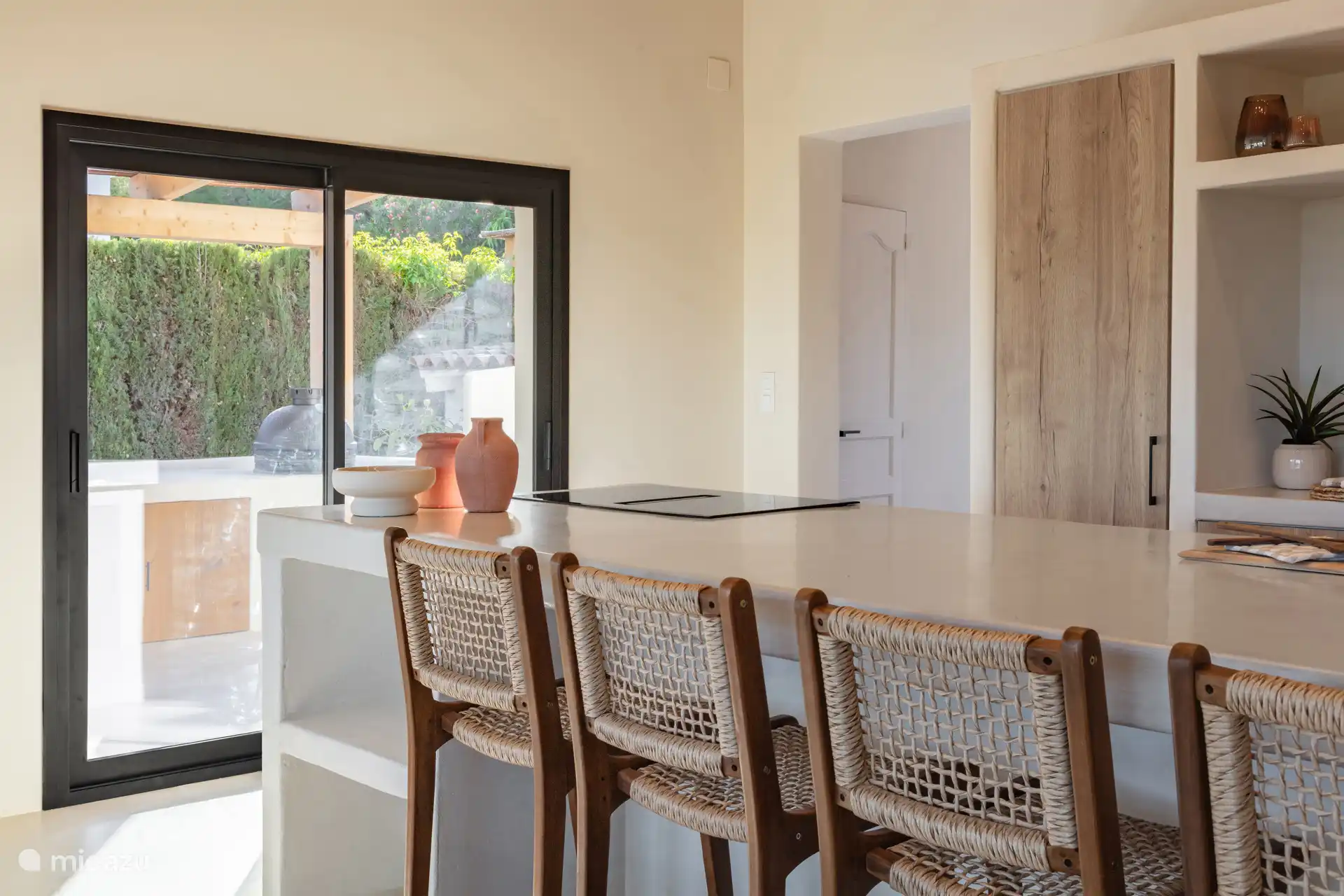 Bargedeelte met krukken bij de keuken.