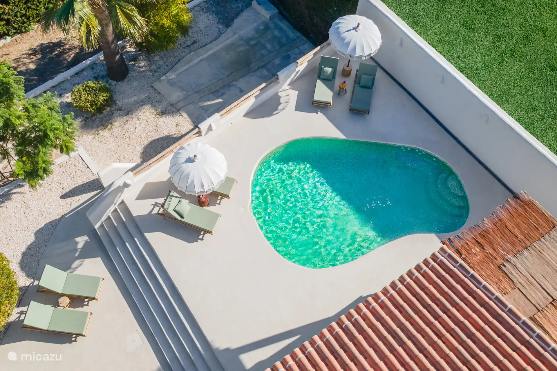 Magische plek om wakker te worden en een duik te nemen in het azuurblauwe water.