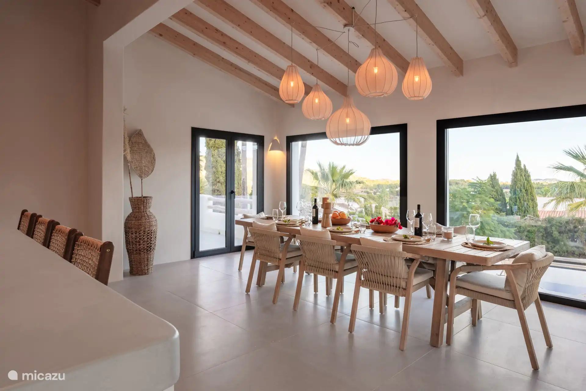 Grote eettafel om heerlijk te dineren, ontbijten, spelletjes doen. 