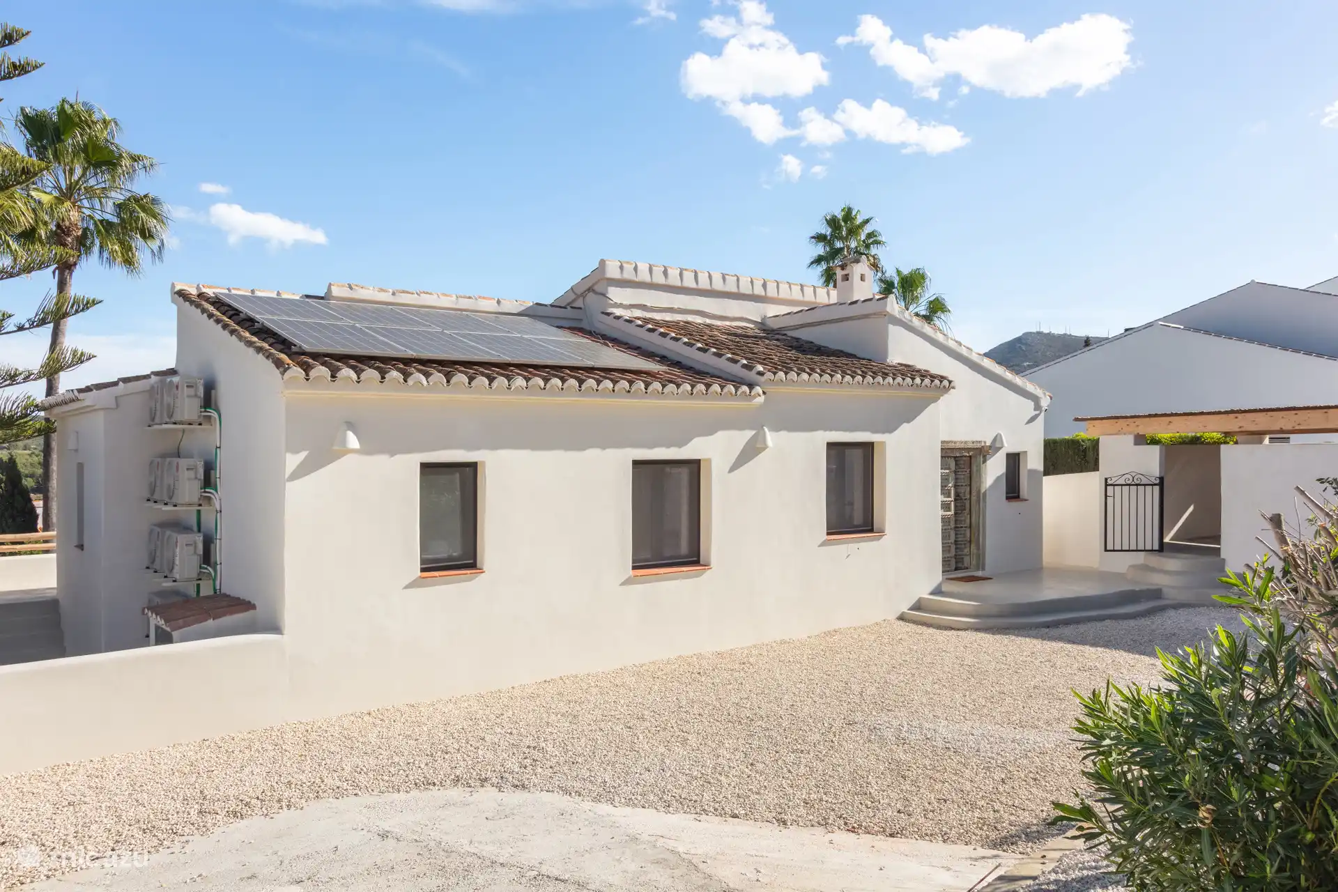 Huis vanaf hoofdentree.