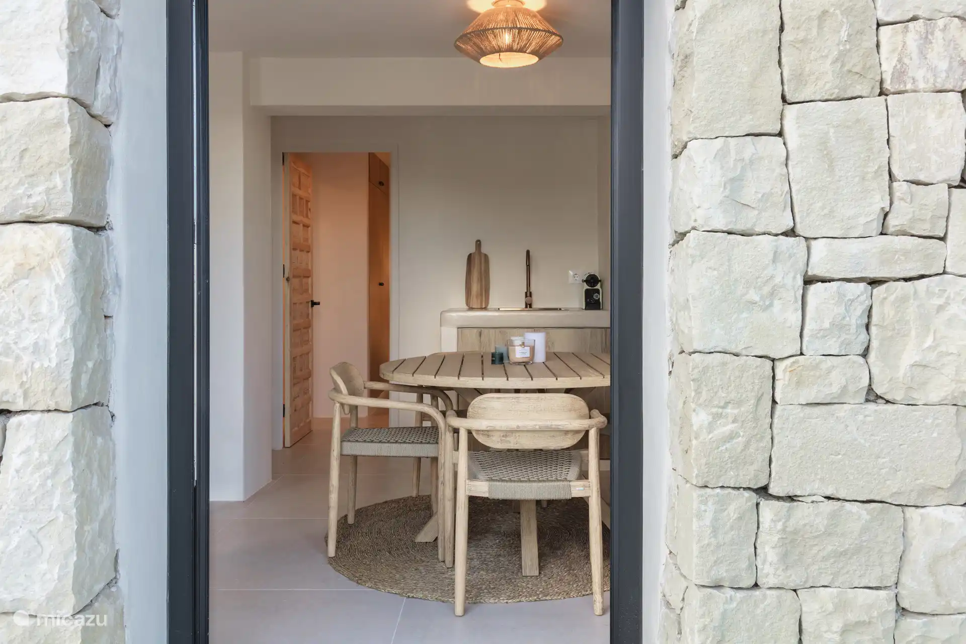 Gezellige eethoek vanuit buiten gezien.