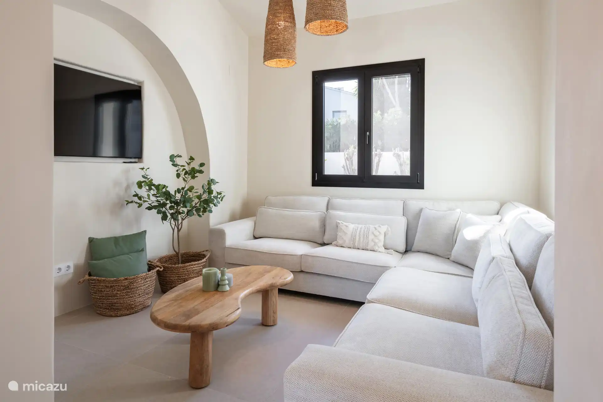 Zalige hoekbank om lekker in weg te kruipen.