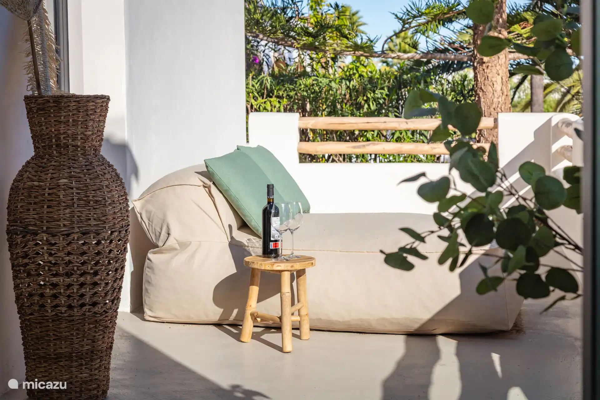 Terras bij masterbedroom om heerlijk te relaxen.