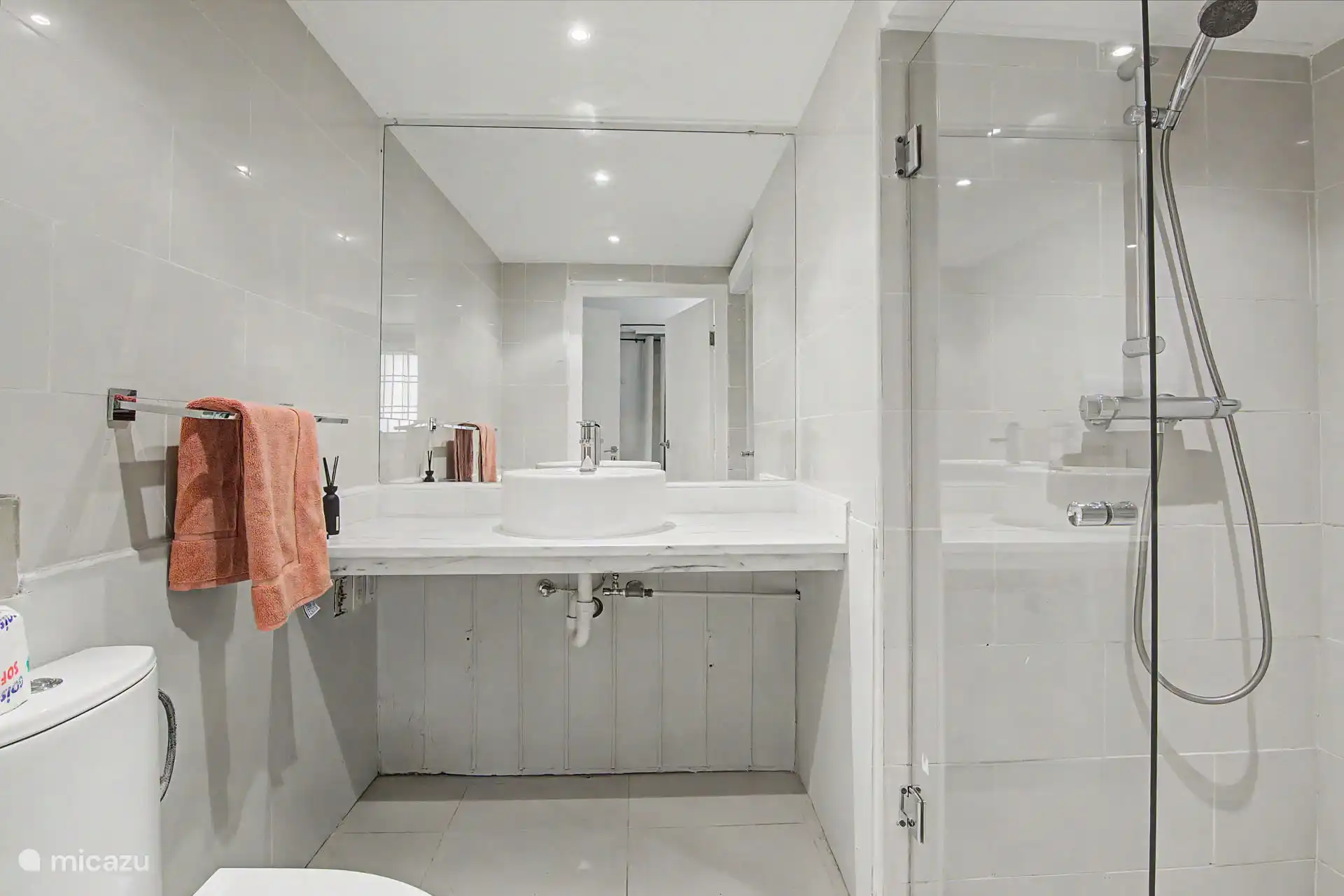 Salle de bain juste à côté de la chambre