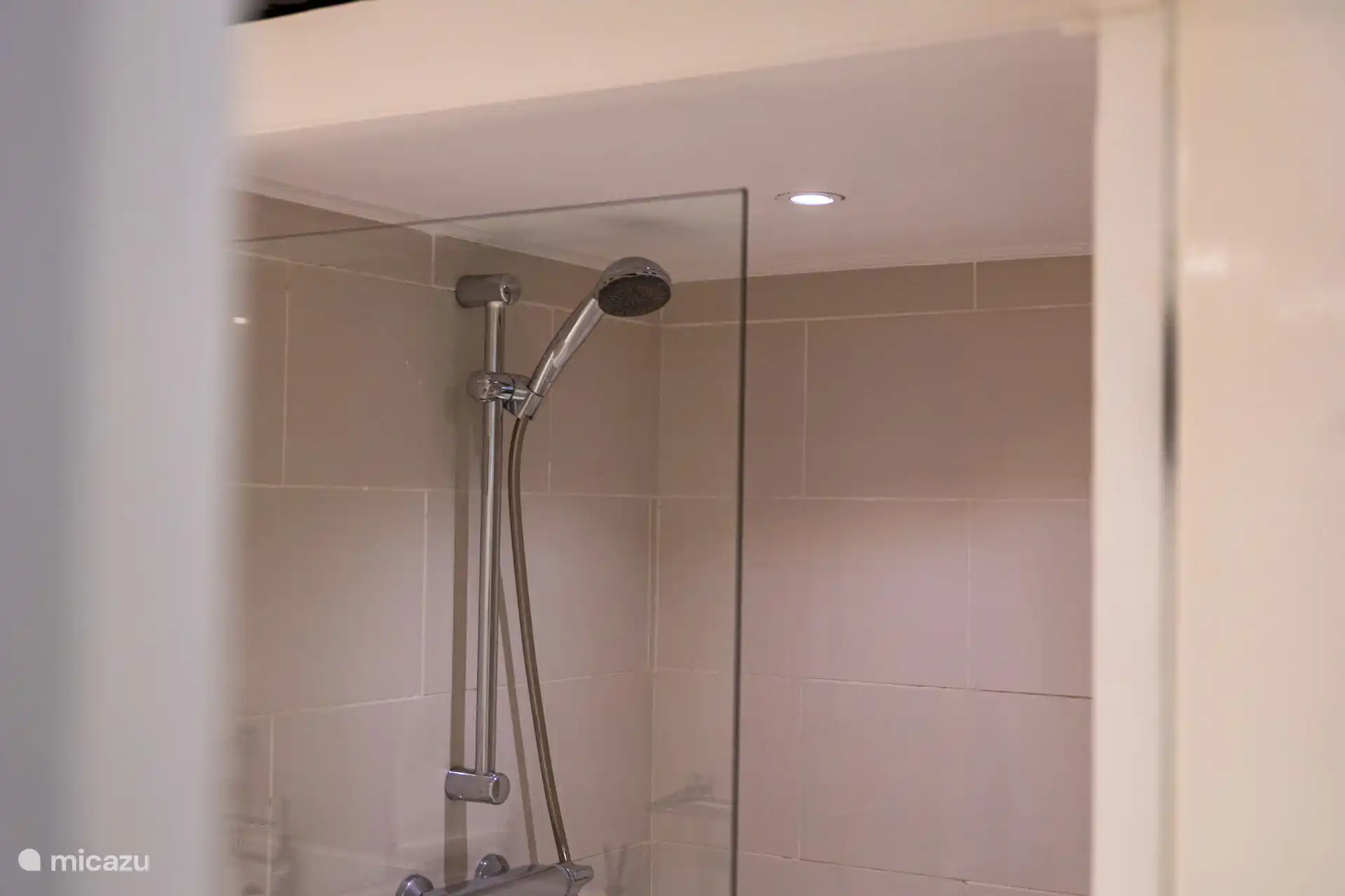 Salle de bain juste à côté de la chambre