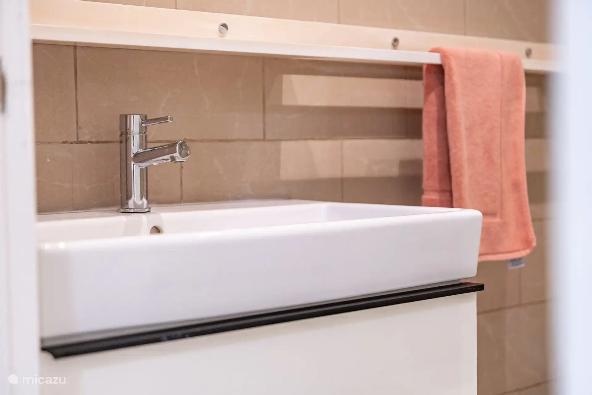 Salle de bain juste à côté de la chambre
