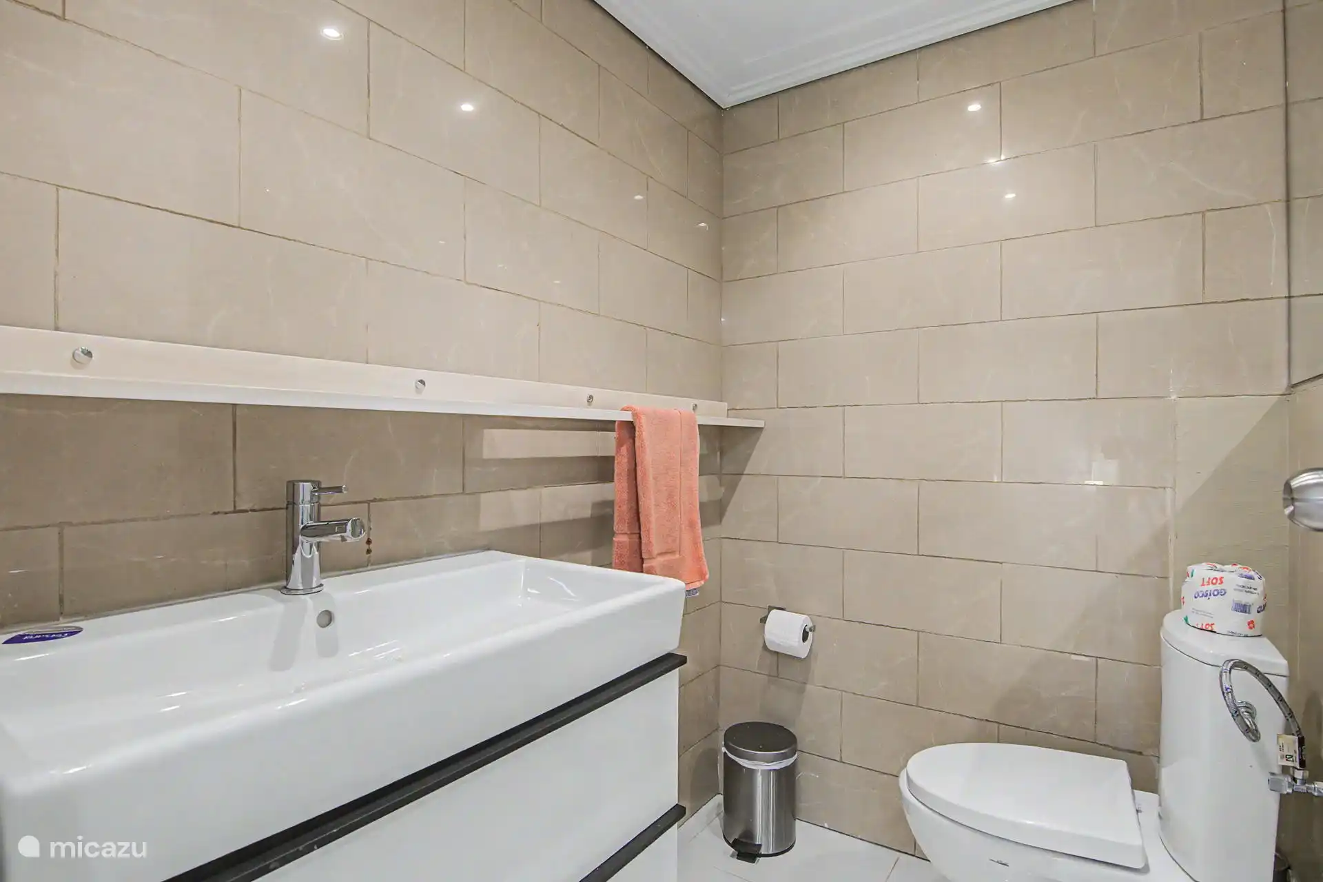 Salle de bain juste à côté de la chambre