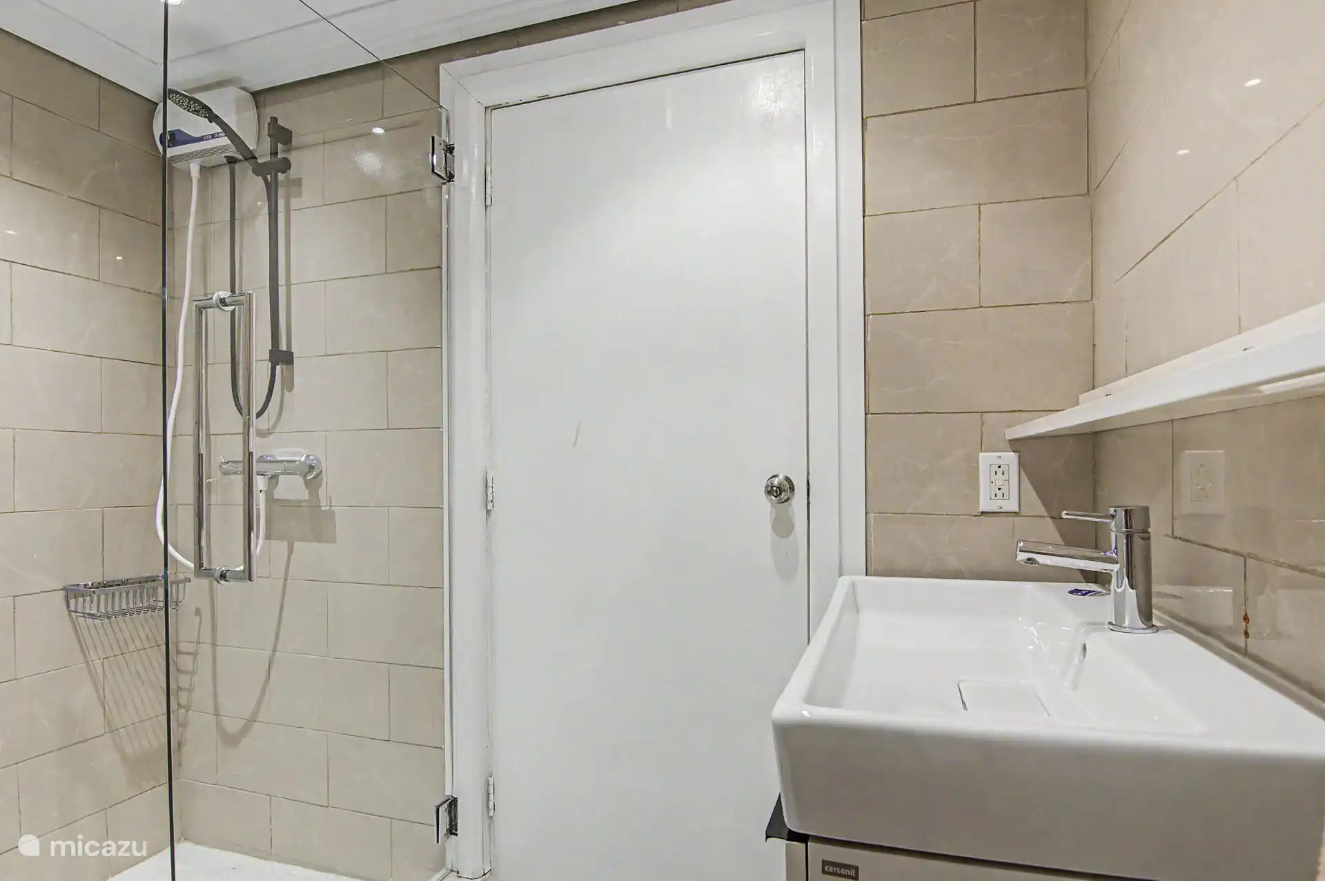 Salle de bain juste à côté de la chambre