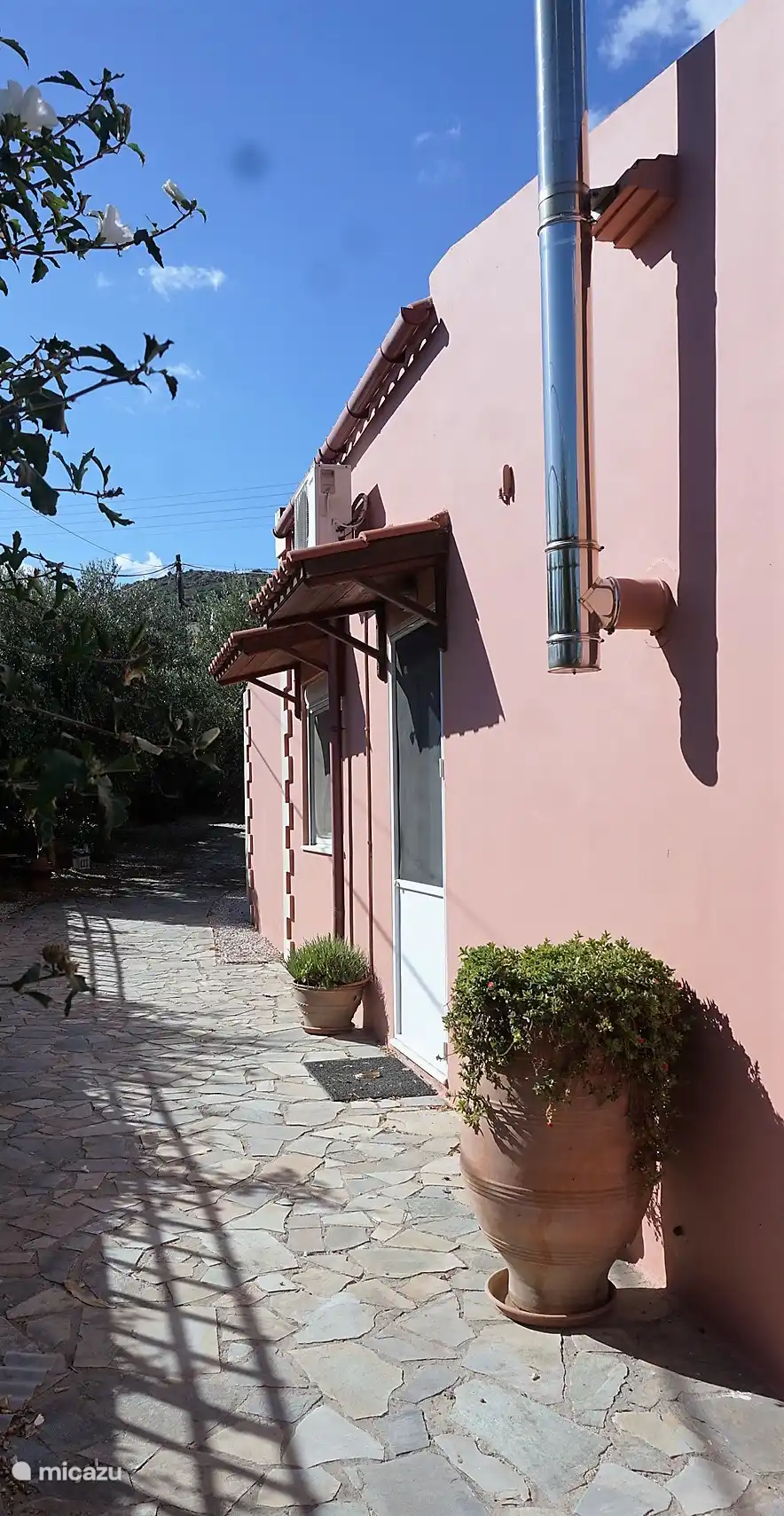 photo of the side, here is also the entrance to the house