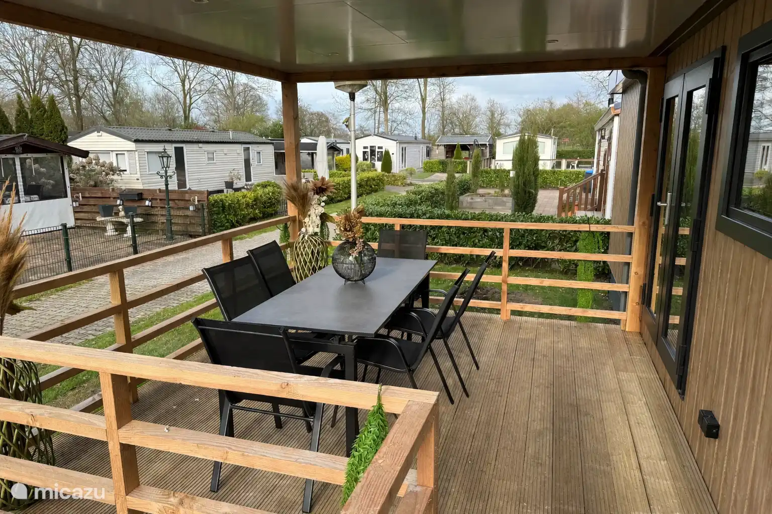 Terraza totalmente equipada con vistas a la calle