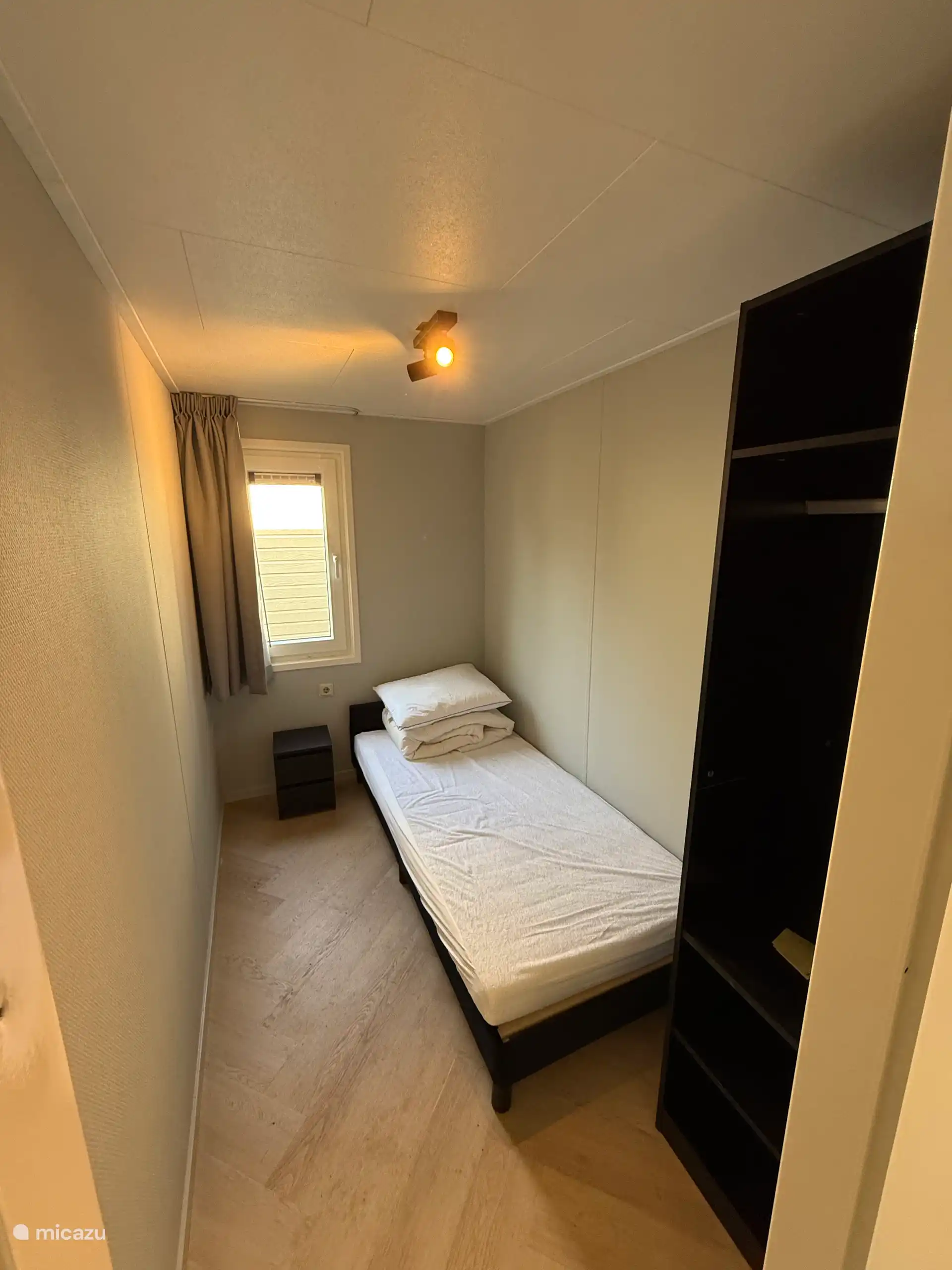 Dormitorio con cama individual