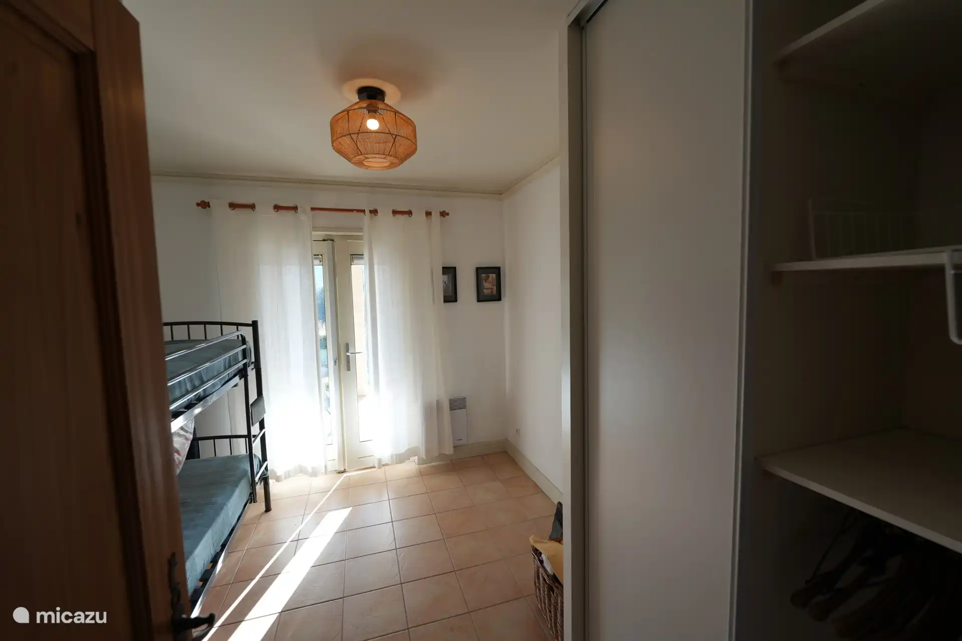 Dormitorio con literas