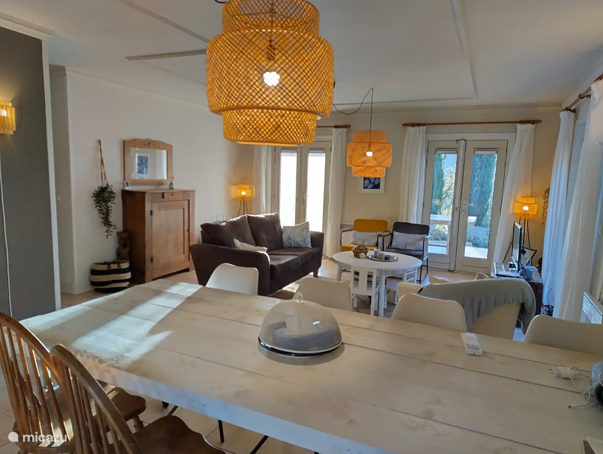 Woonkamer met grote tafel