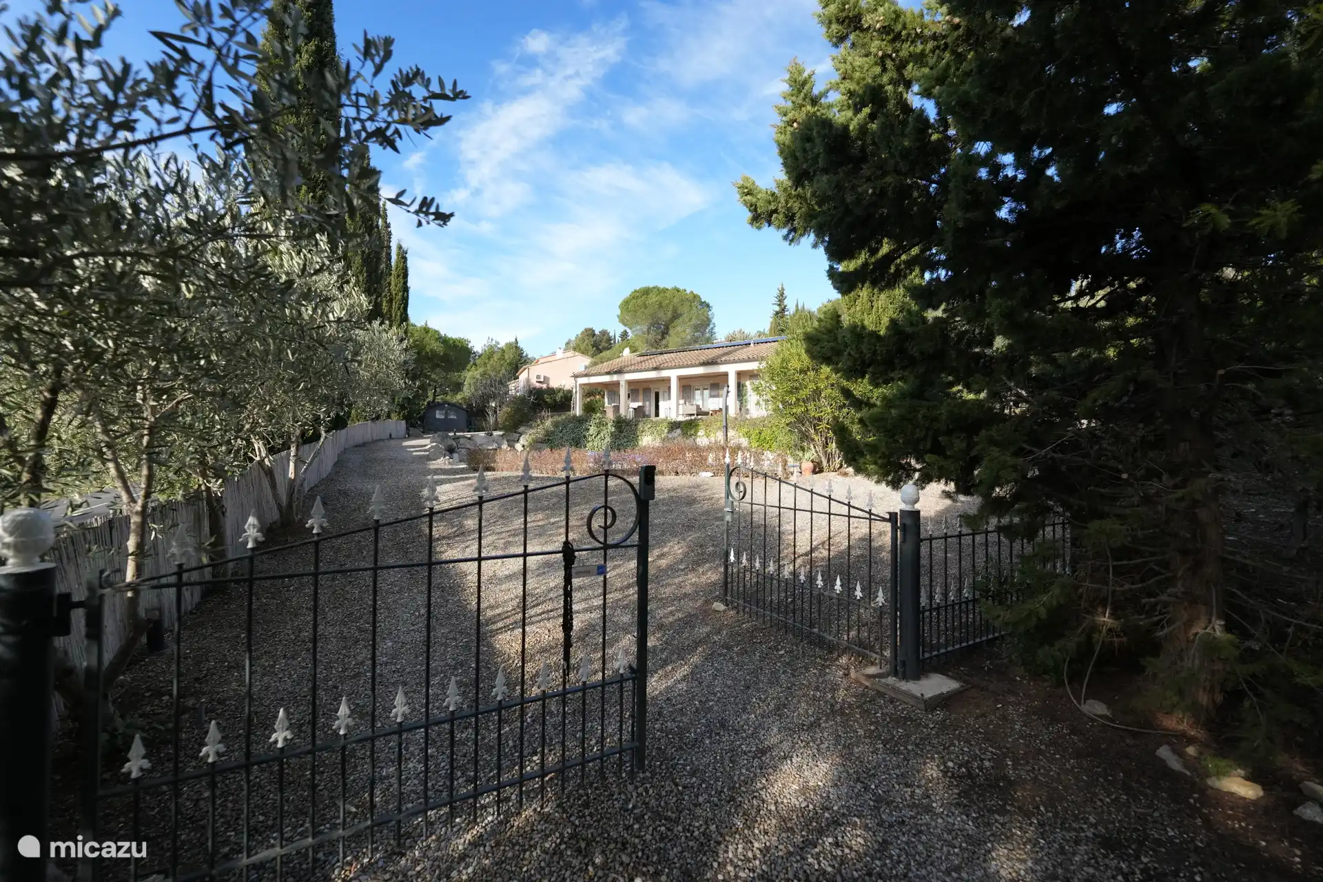 Desde la entrada hasta la villa