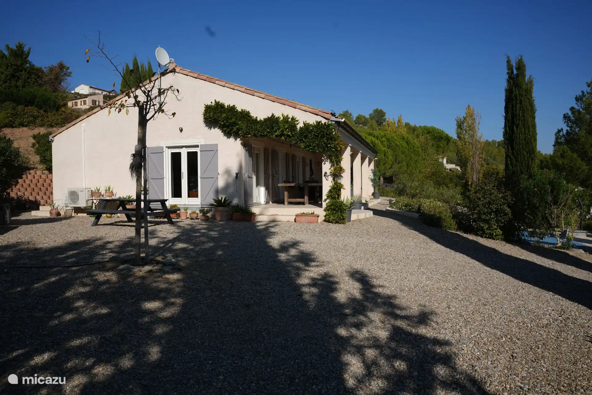 Zijkant huis & terras