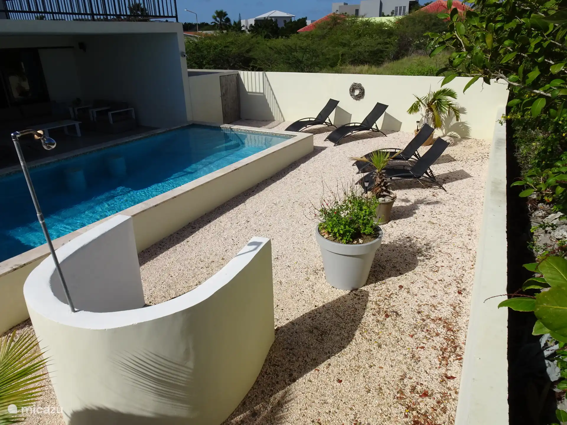 Außendusche und Sonnenliege